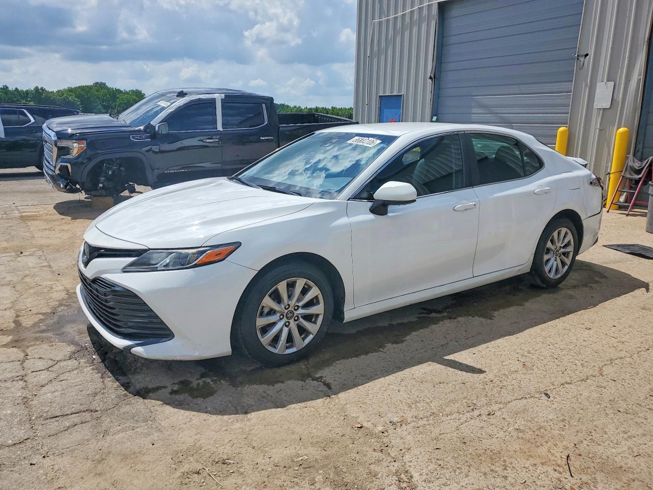 2018 Toyota Camry Le White vin: 4T1B11HK5JU089748