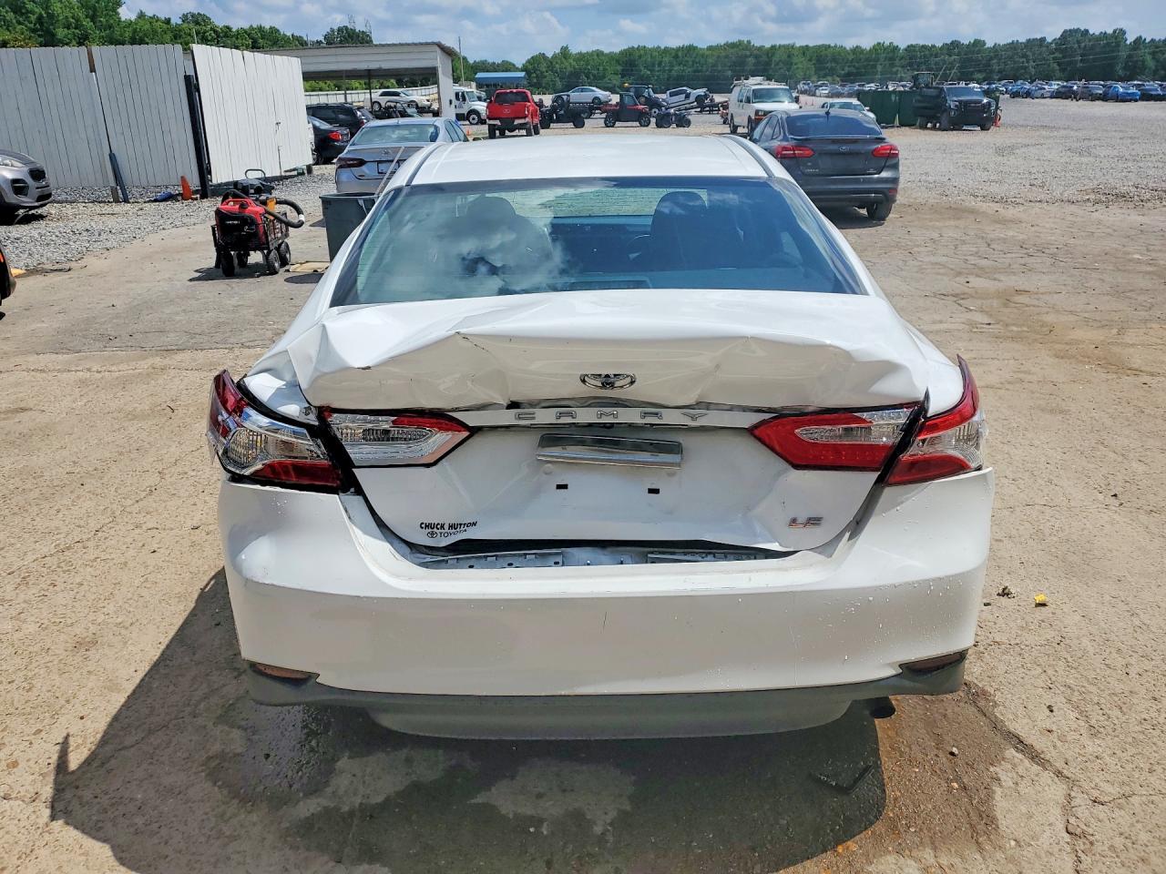 2018 Toyota Camry Le White vin: 4T1B11HK5JU089748