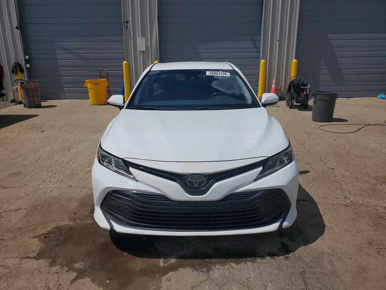 2018 Toyota Camry Le White vin: 4T1B11HK5JU089748