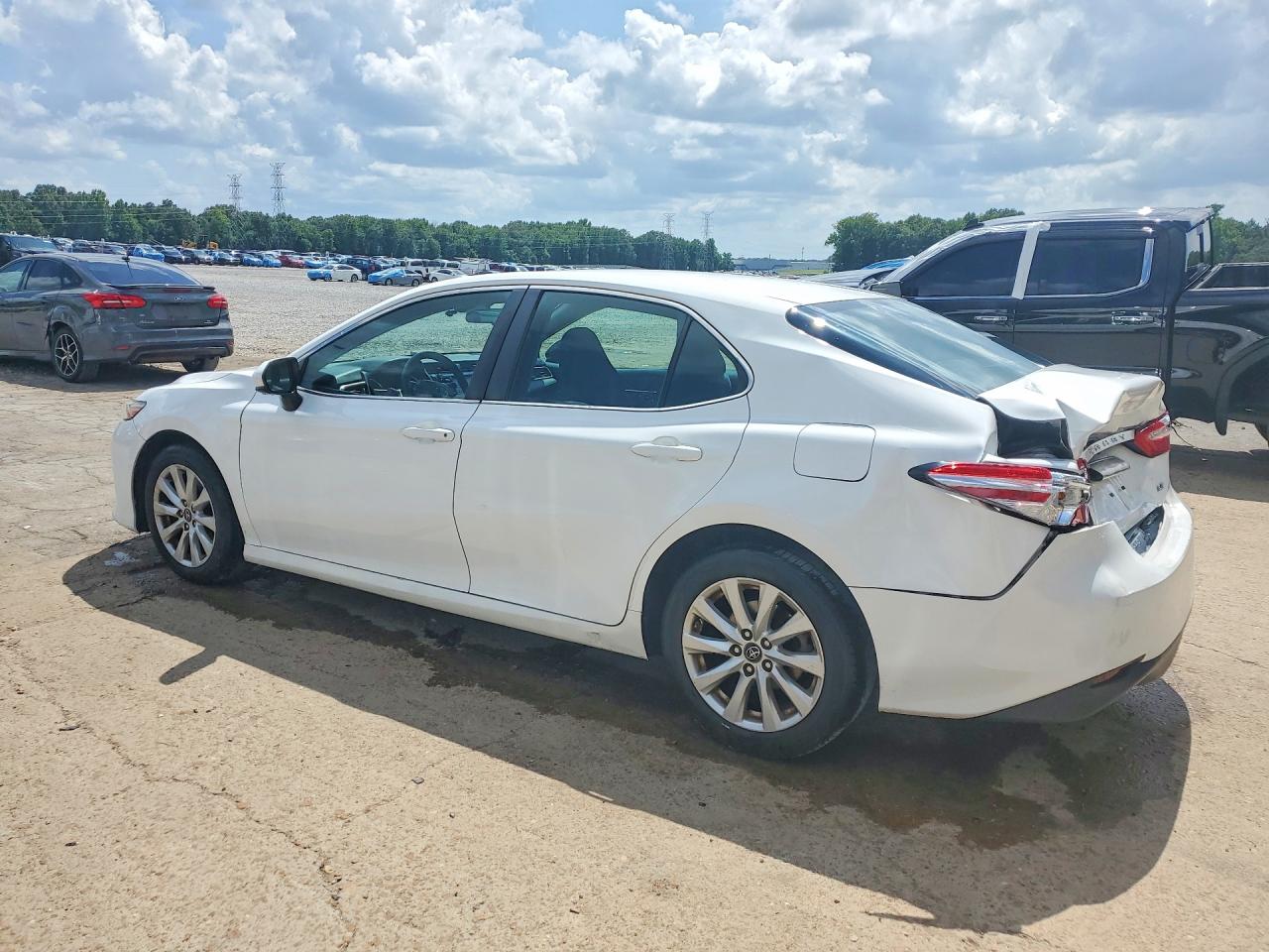 2018 Toyota Camry Le White vin: 4T1B11HK5JU089748