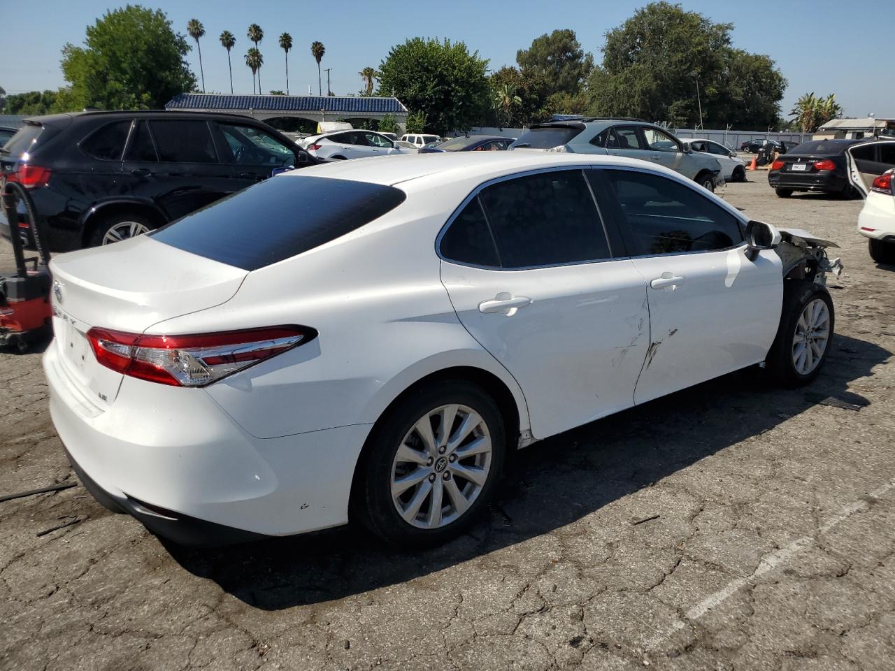 2018 Toyota Camry L White vin: 4T1B11HK6JU613232