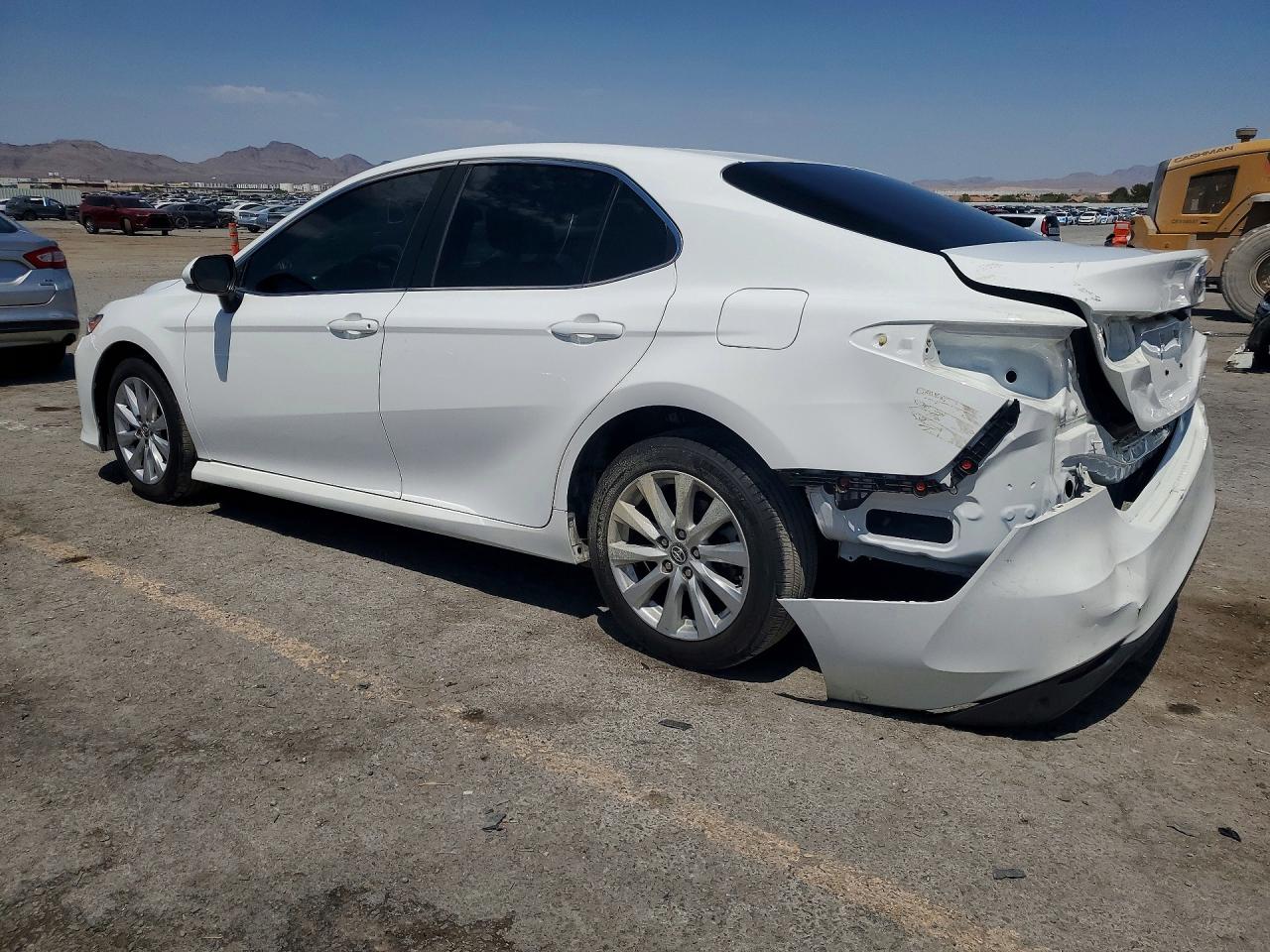 2018 Toyota Camry Le White vin: 4T1B11HK6JU613232