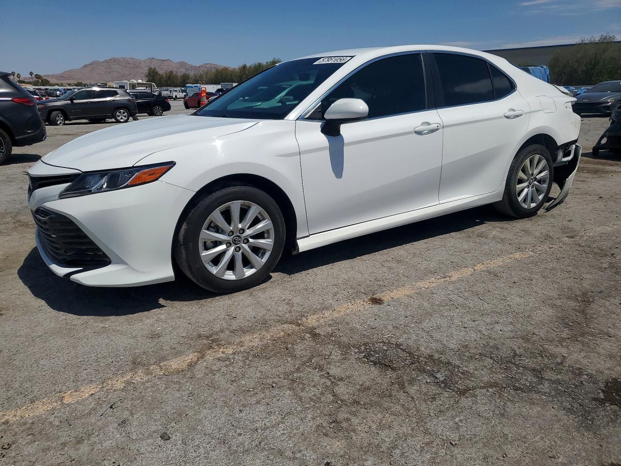 2018 Toyota Camry Le White vin: 4T1B11HK6JU613232