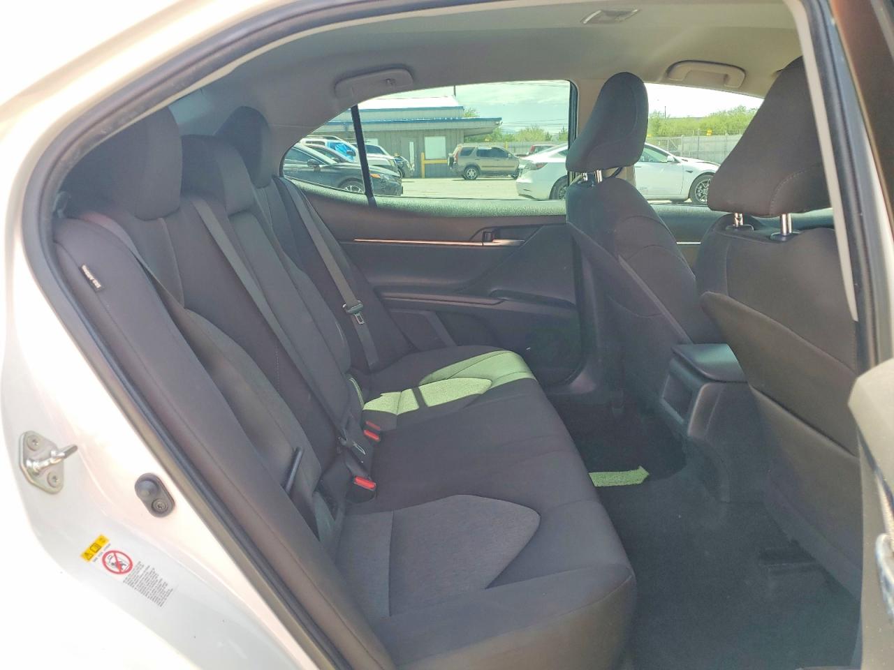 2018 Toyota Camry Le White vin: 4T1B11HK6JU613232