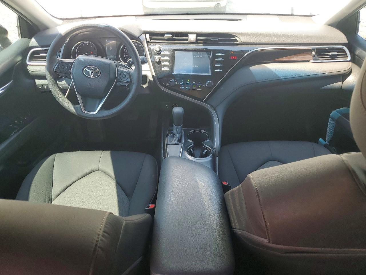 2018 Toyota Camry Le White vin: 4T1B11HK6JU613232