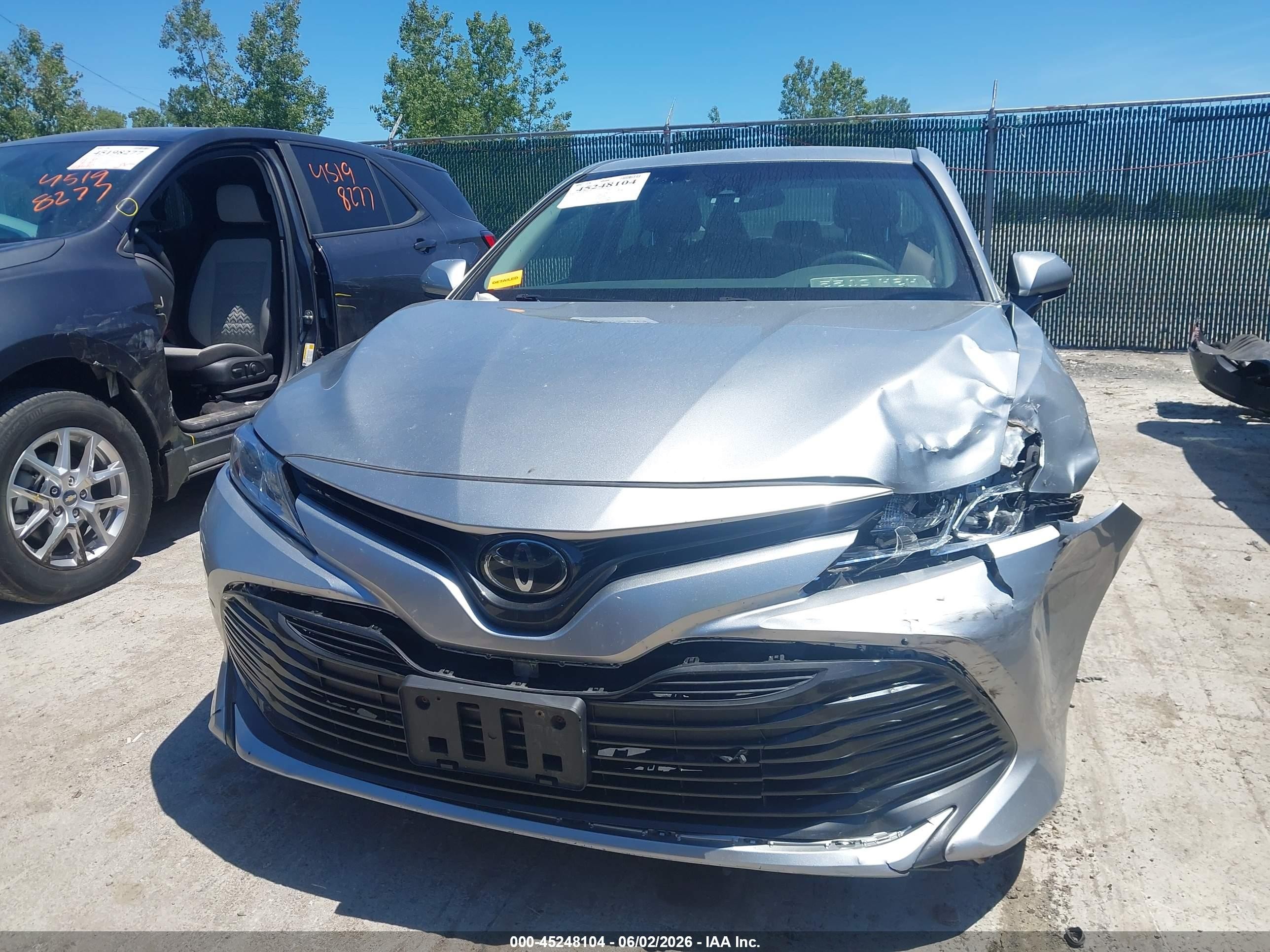 2018 Toyota Camry Le Серебряный vin: 4T1B11HK9JU634530