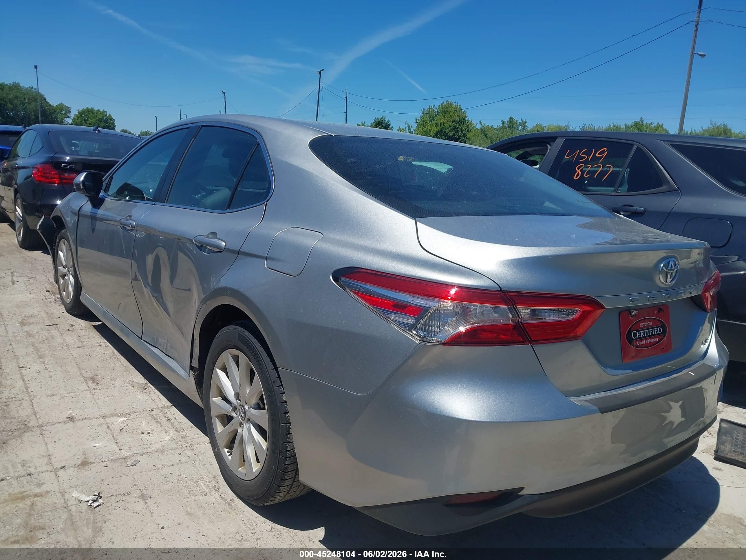 2018 Toyota Camry Le Серебряный vin: 4T1B11HK9JU634530