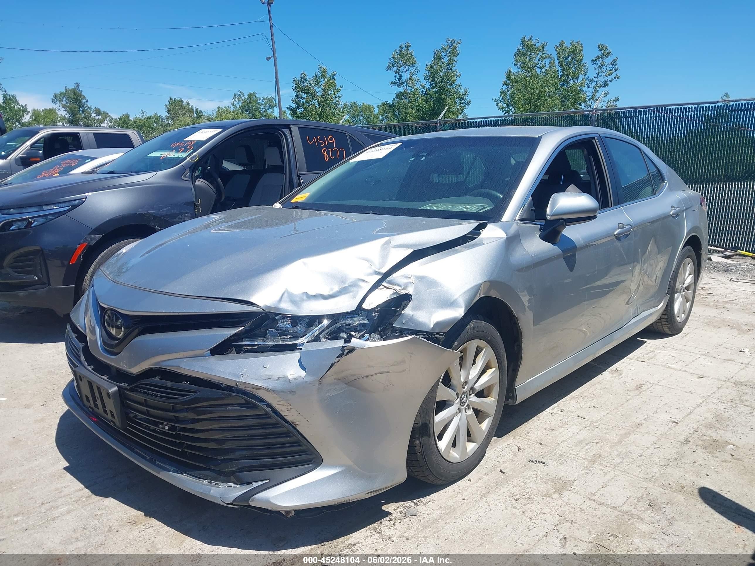 2018 Toyota Camry Le Серебряный vin: 4T1B11HK9JU634530