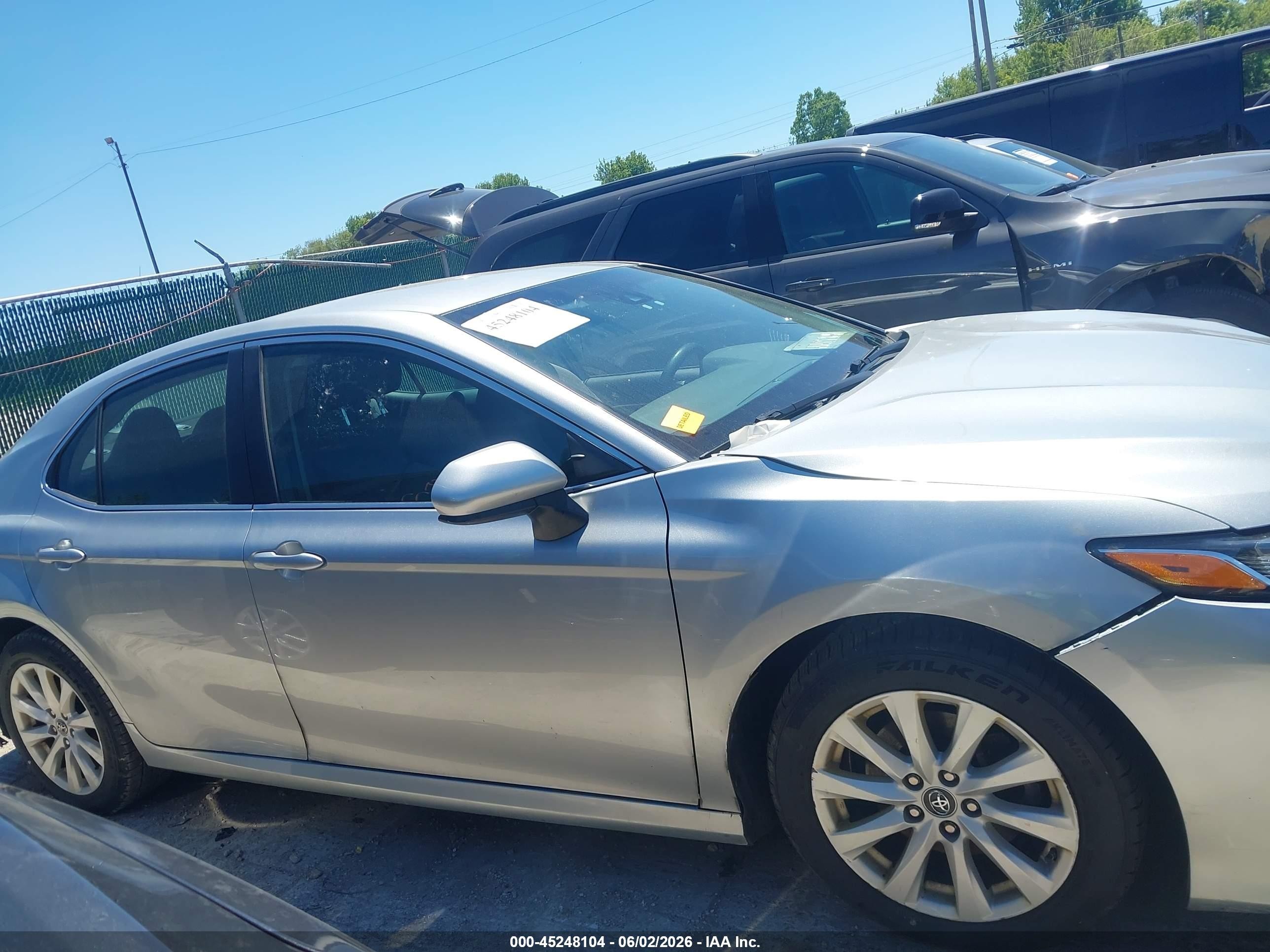 2018 Toyota Camry Le Серебряный vin: 4T1B11HK9JU634530