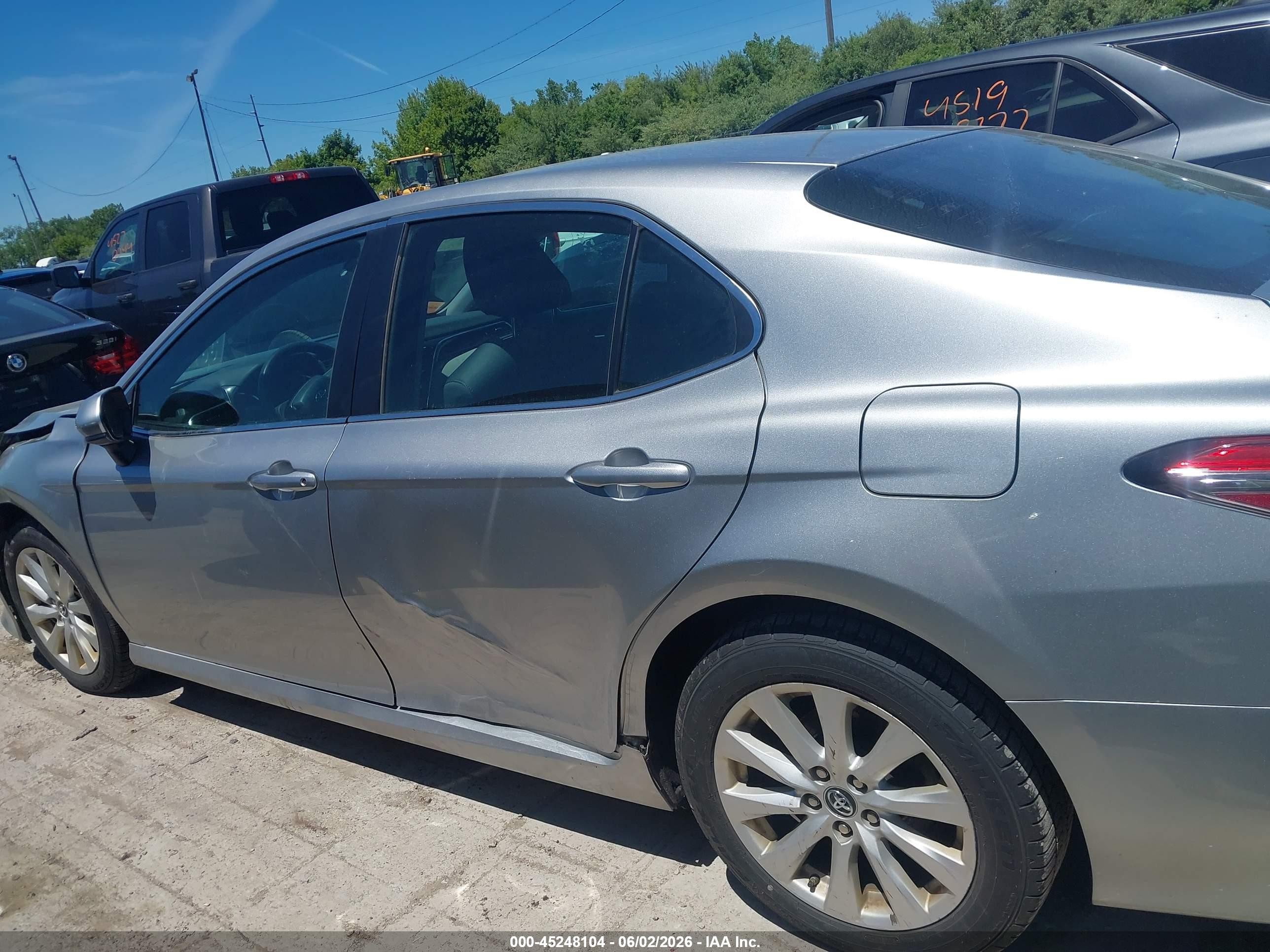2018 Toyota Camry Le Серебряный vin: 4T1B11HK9JU634530