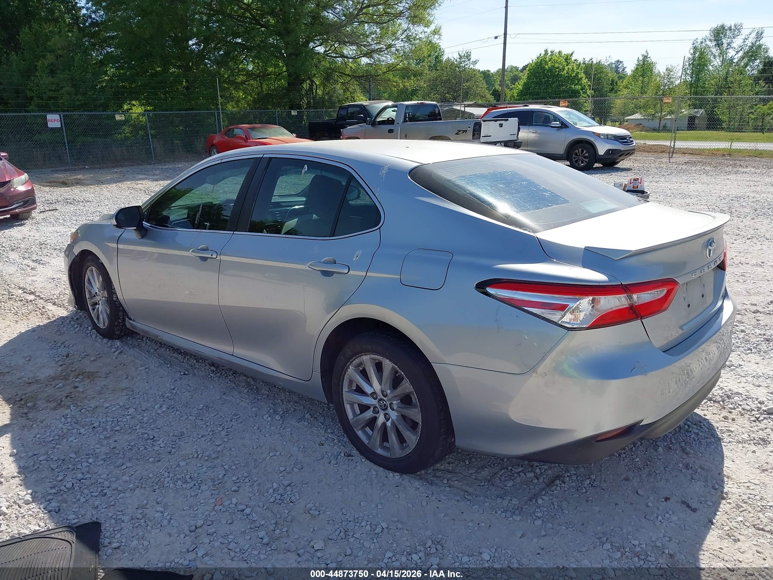 2018 Toyota Camry Le Серебряный vin: 4T1B11HKXJU571230