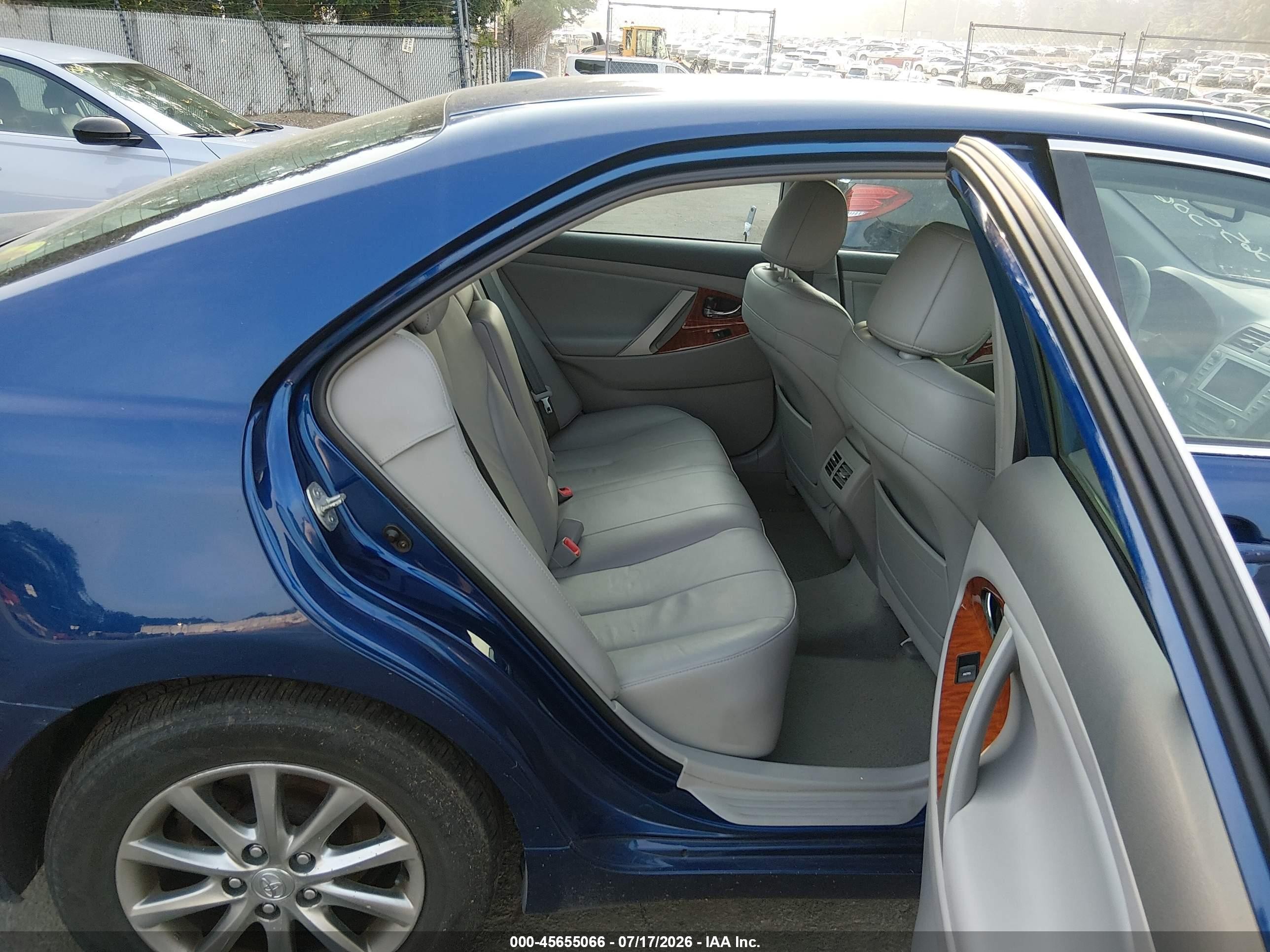 2011 Toyota Camry Hybrid   Blue vin: 4T1BB3EK3BU130683