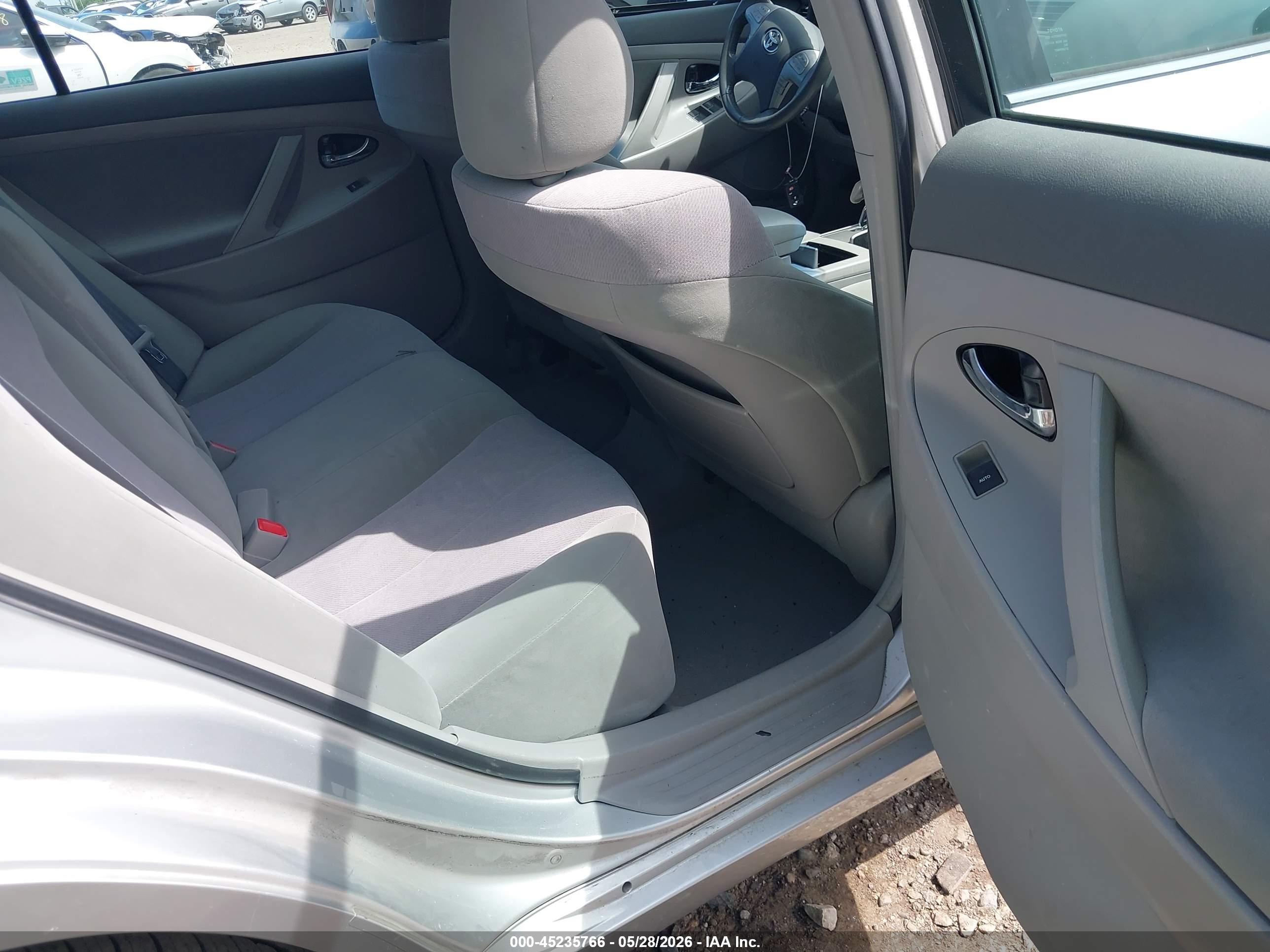 2011 Toyota Camry Hybrid   Silver vin: 4T1BB3EK6BU131231