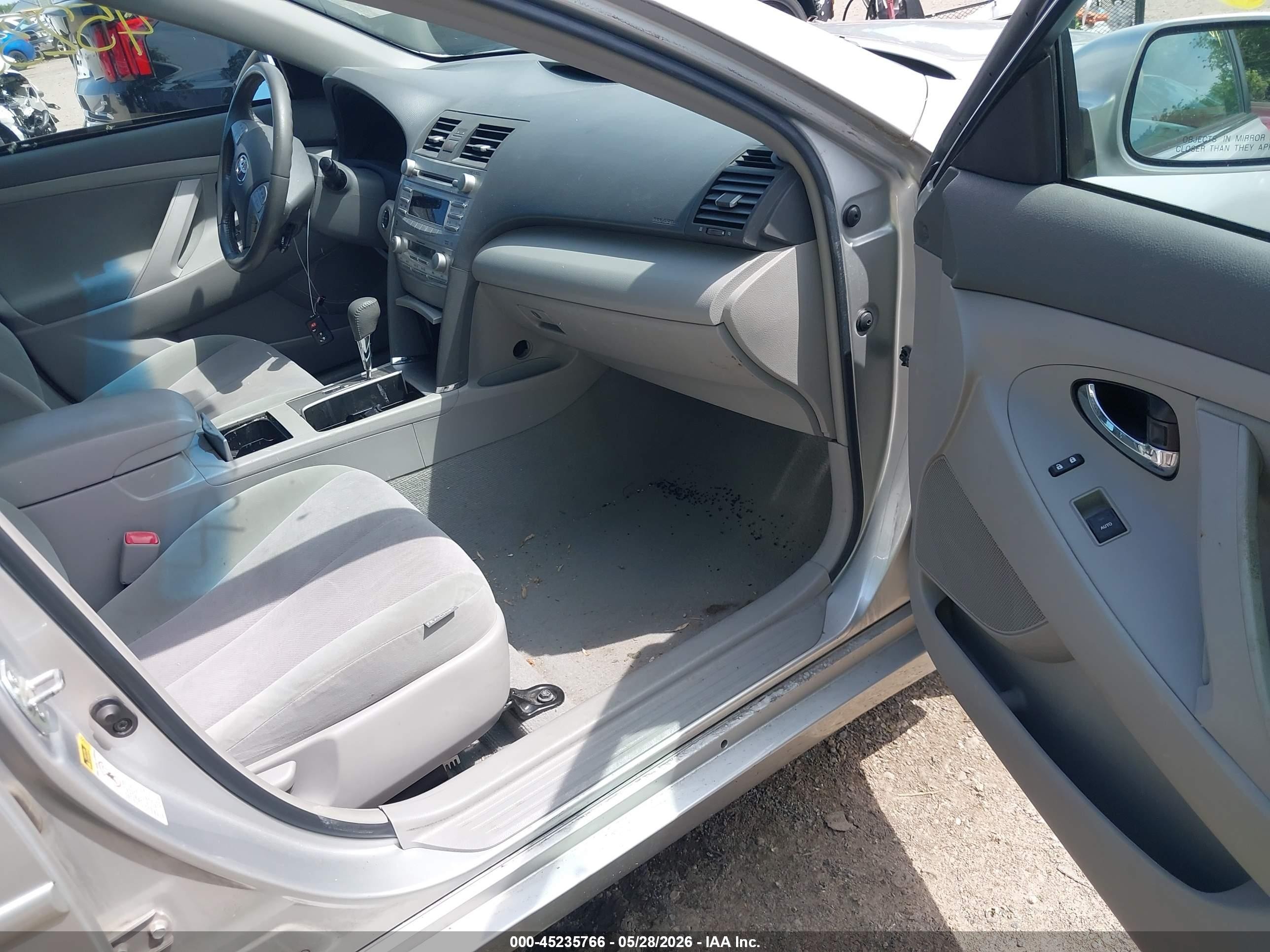 2011 Toyota Camry Hybrid   Silver vin: 4T1BB3EK6BU131231