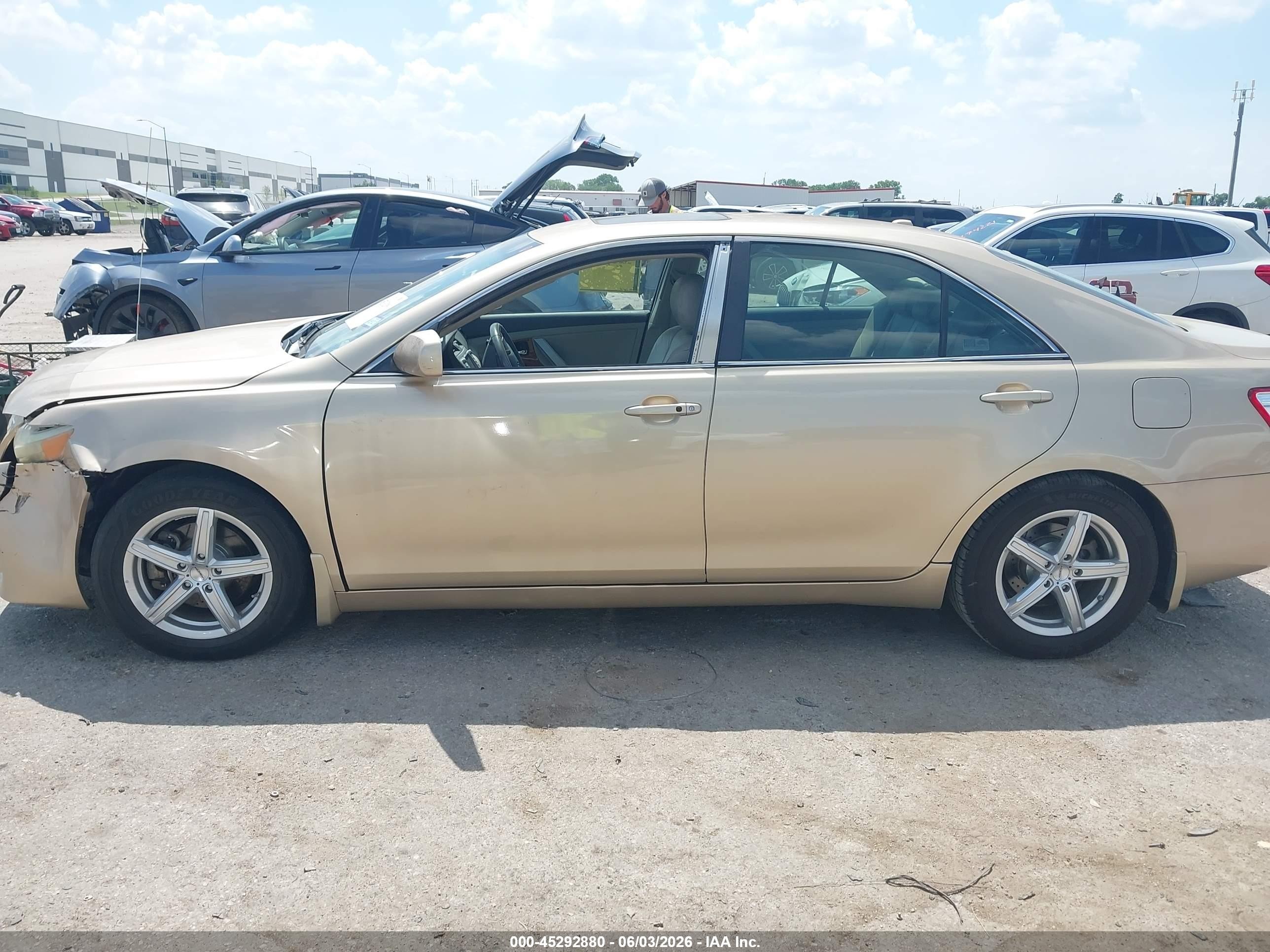 2011 Toyota Camry Hybrid   Brown vin: 4T1BB3EK7BU138771