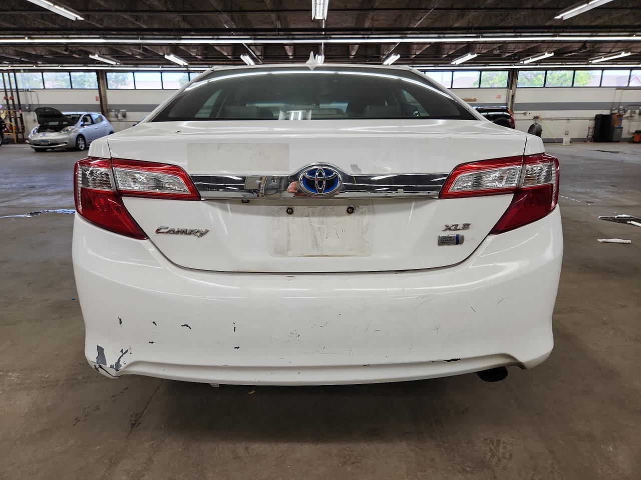 2012 Toyota Camry Hybrid Xle White vin: 4T1BD1FK0CU019913 Damage: Rear Bumper, Peeling, 7 To 8 Inches