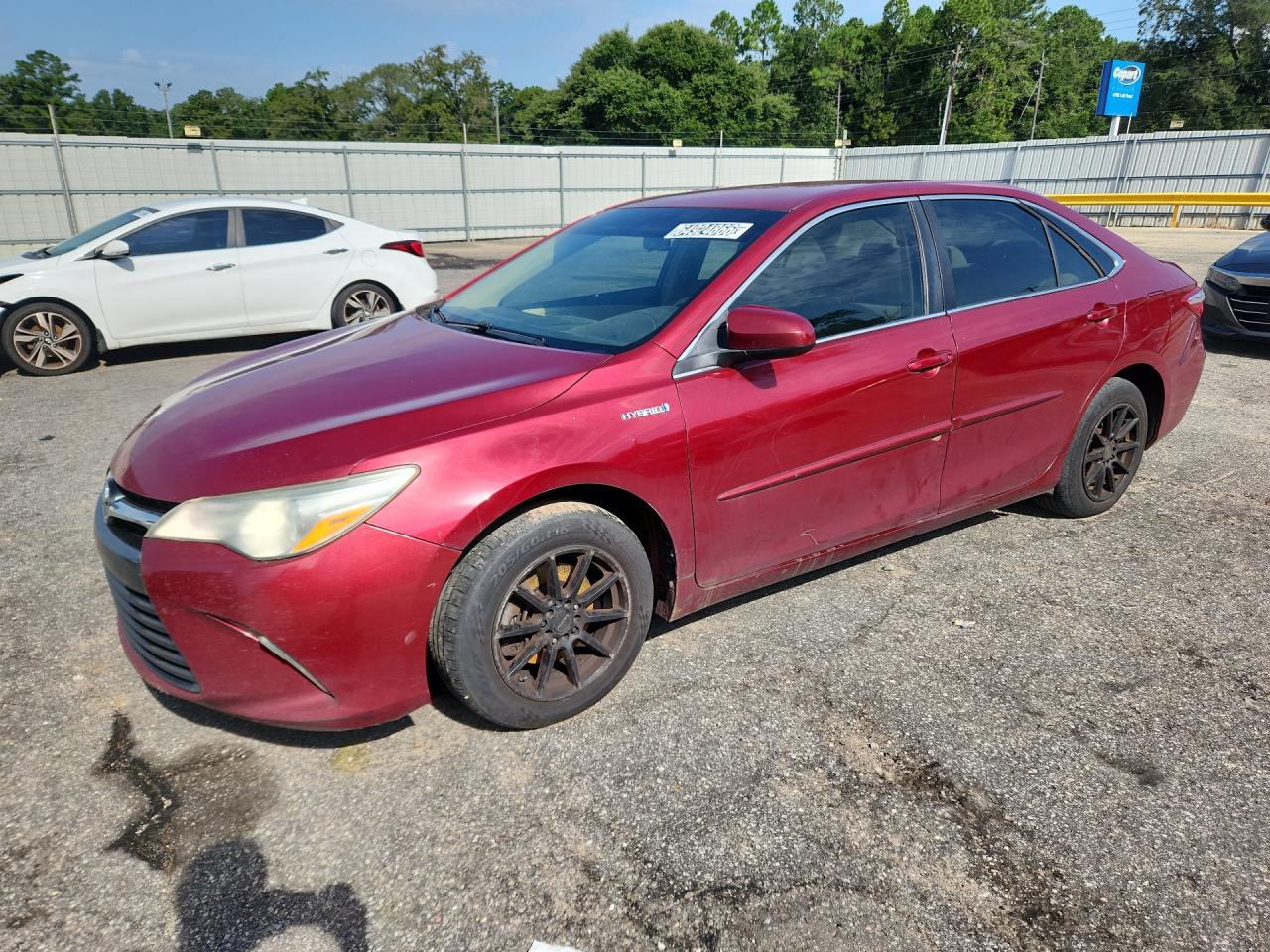 2015 Toyota Camry Hybrid Le Red vin: 4T1BD1FK0FU148741 Damage: Left Front Tire, Worn, Replacement Required
