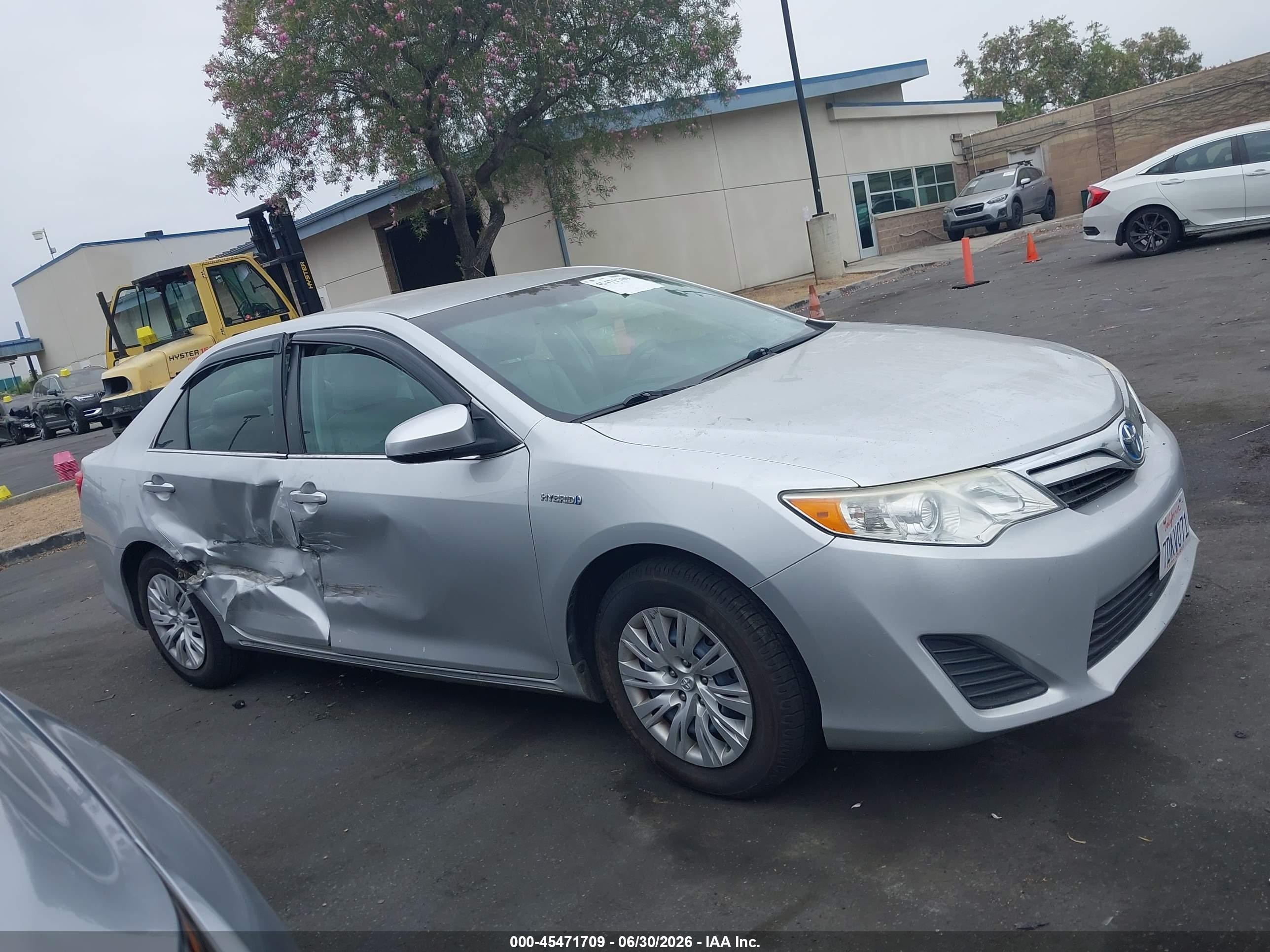 2014 Toyota Camry Hybrid Le Серебряный vin: 4T1BD1FK1EU104987