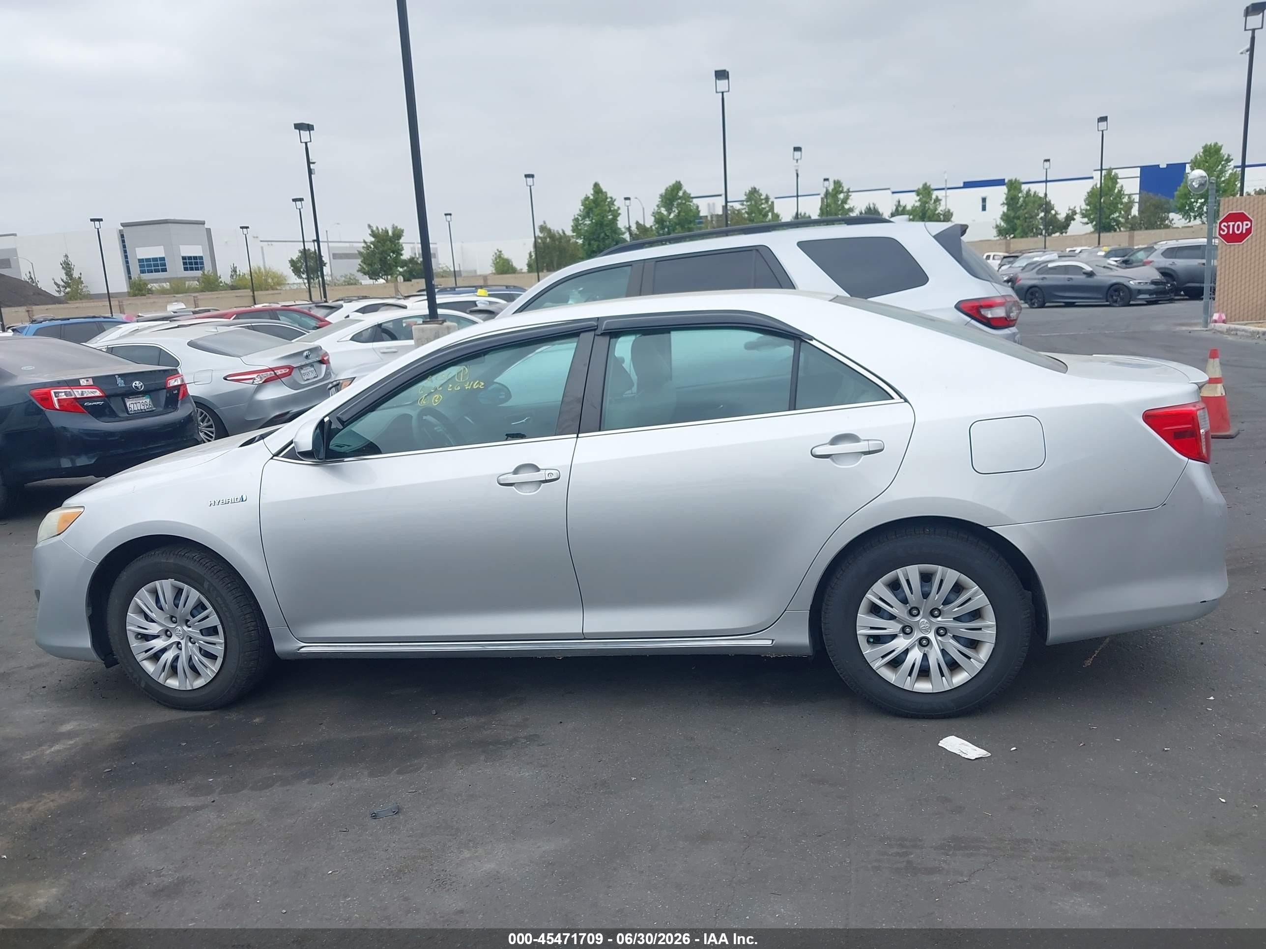 2014 Toyota Camry Hybrid Le Серебряный vin: 4T1BD1FK1EU104987