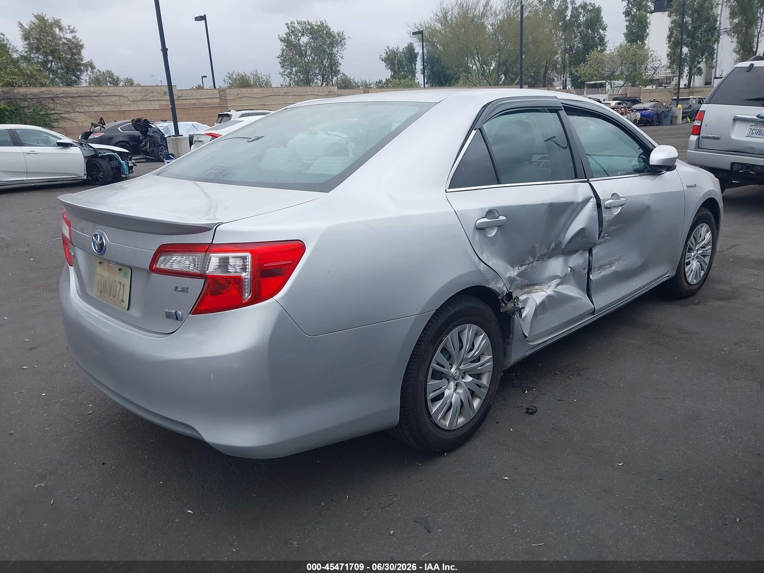 2014 Toyota Camry Hybrid Le Серебряный vin: 4T1BD1FK1EU104987