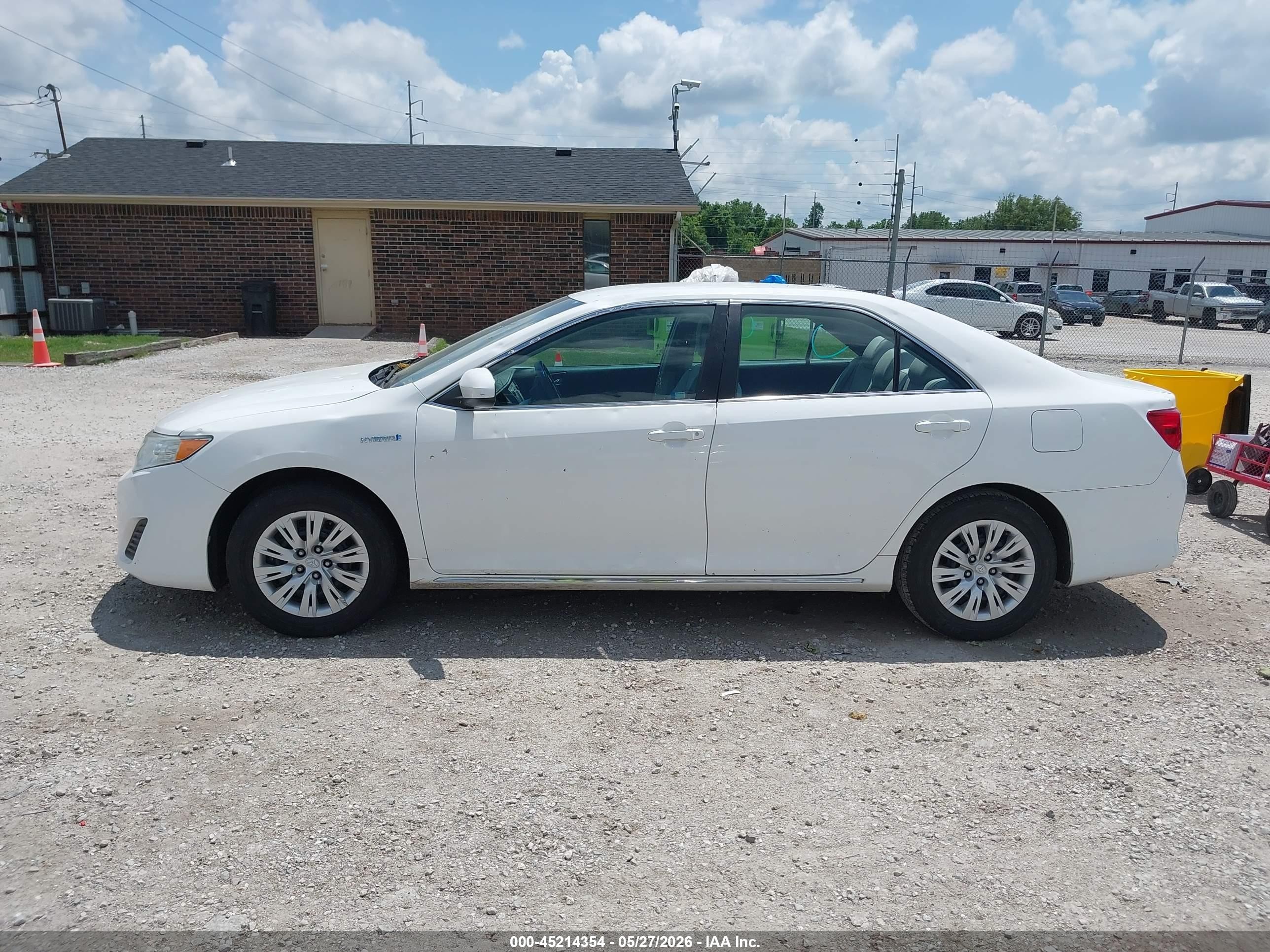 2013 Toyota Camry Hybrid Le Белый vin: 4T1BD1FK5DU096536
