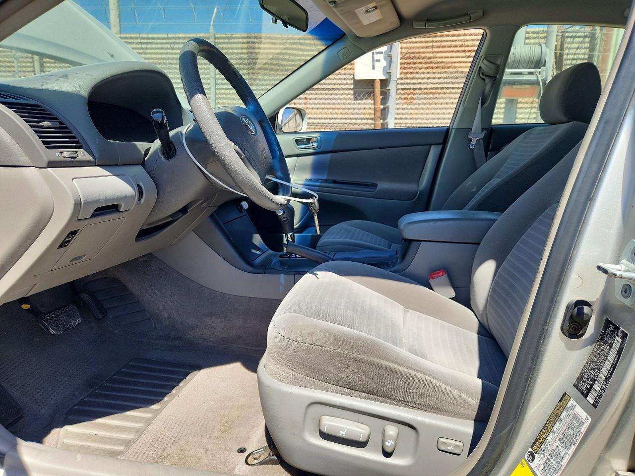 2005 Toyota Camry Le Silver vin: 4T1BE30K05U391935