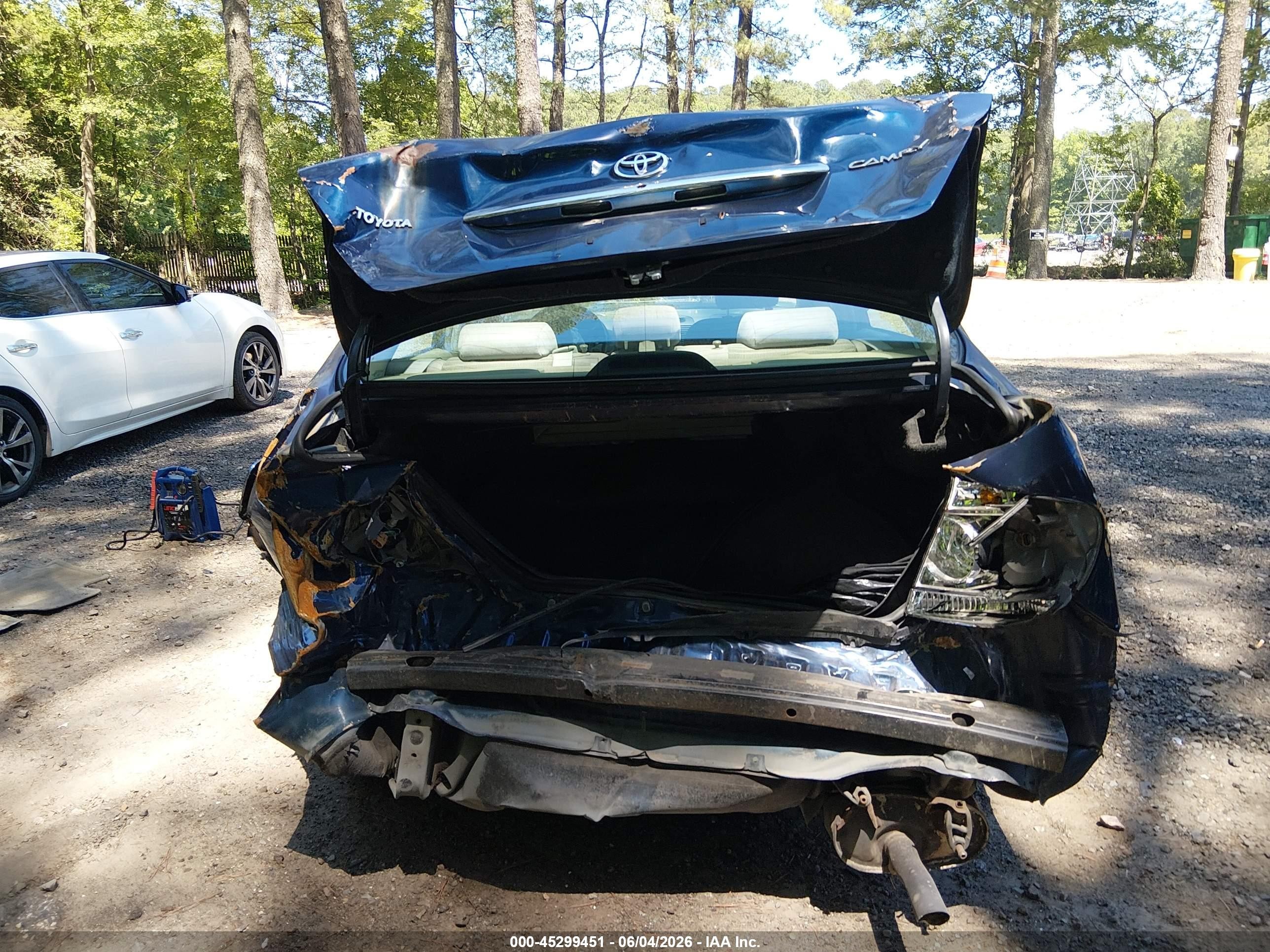 2005 Toyota Camry Le Blue vin: 4T1BE30K15U102612