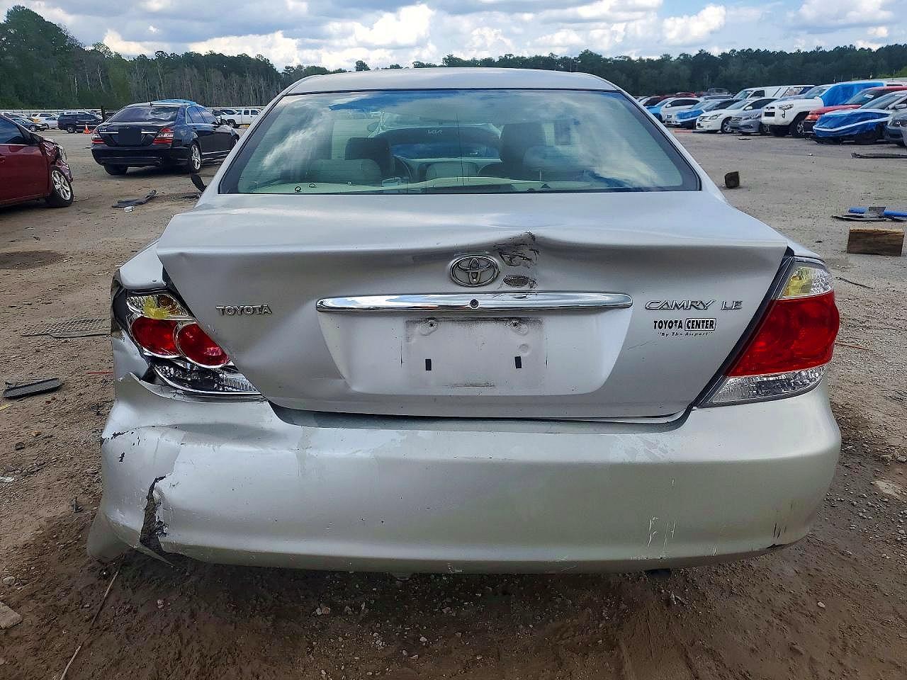 2005 Toyota Camry Le Silver vin: 4T1BE30K15U513198