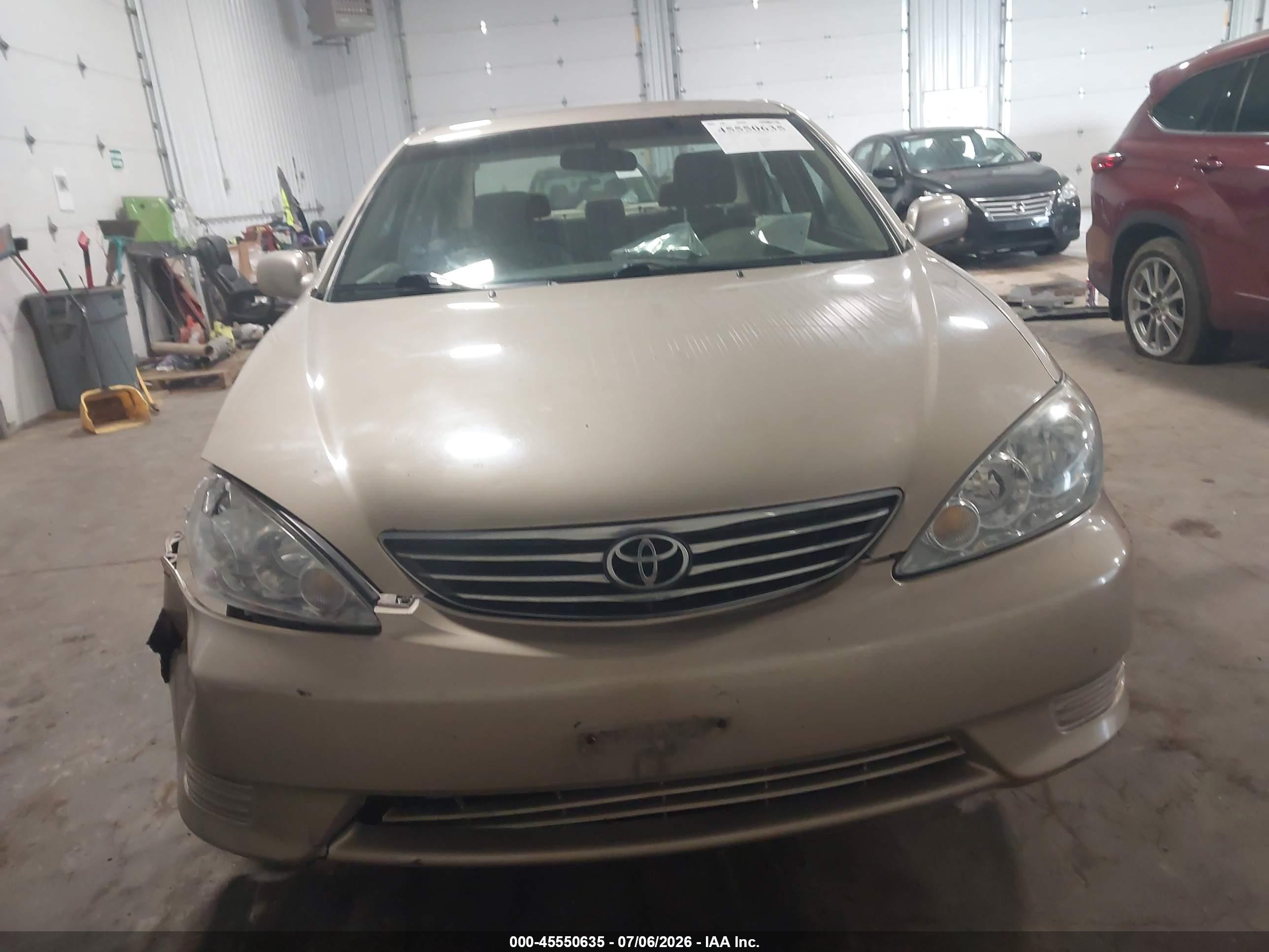 2005 Toyota Camry Le Gold vin: 4T1BE30K15U627377