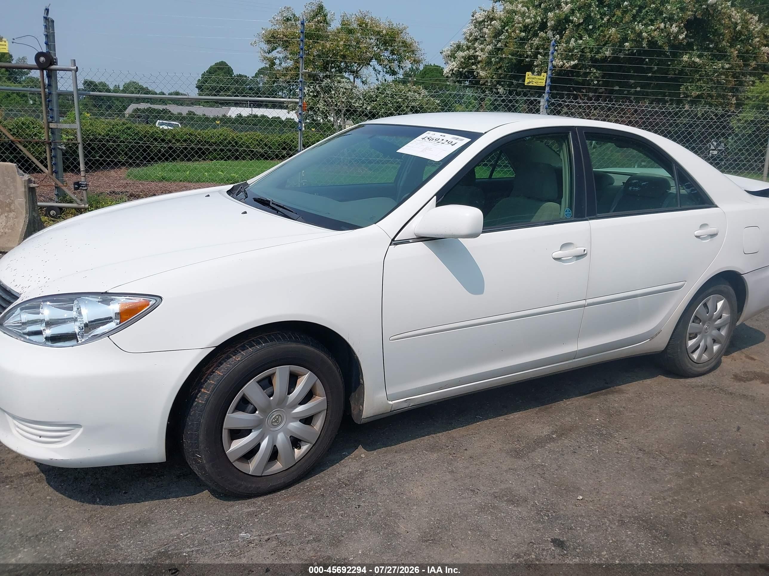 2005 Toyota Camry Le White vin: 4T1BE30K25U428757