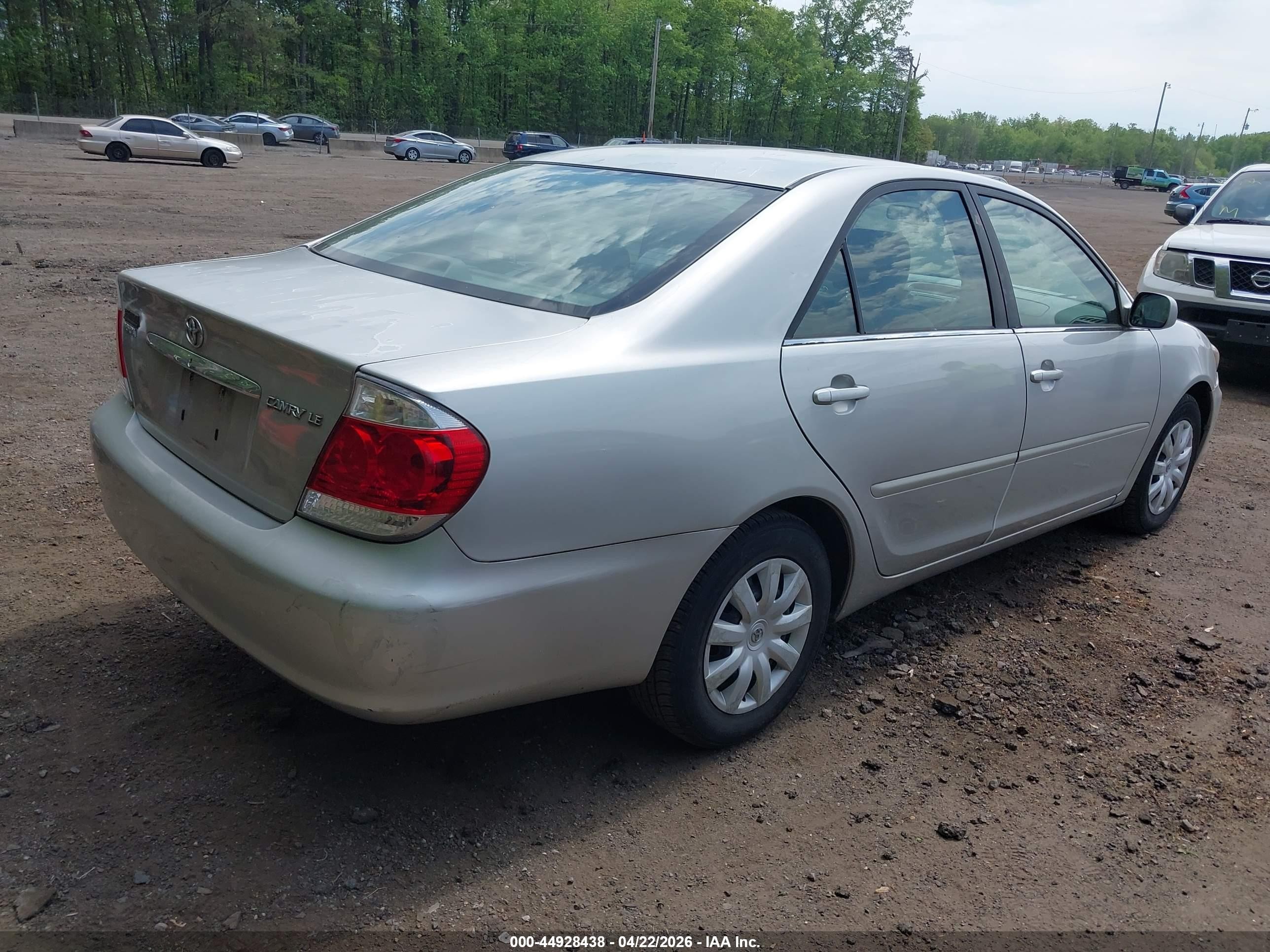 2005 Toyota Camry Le Silver vin: 4T1BE30K25U518944