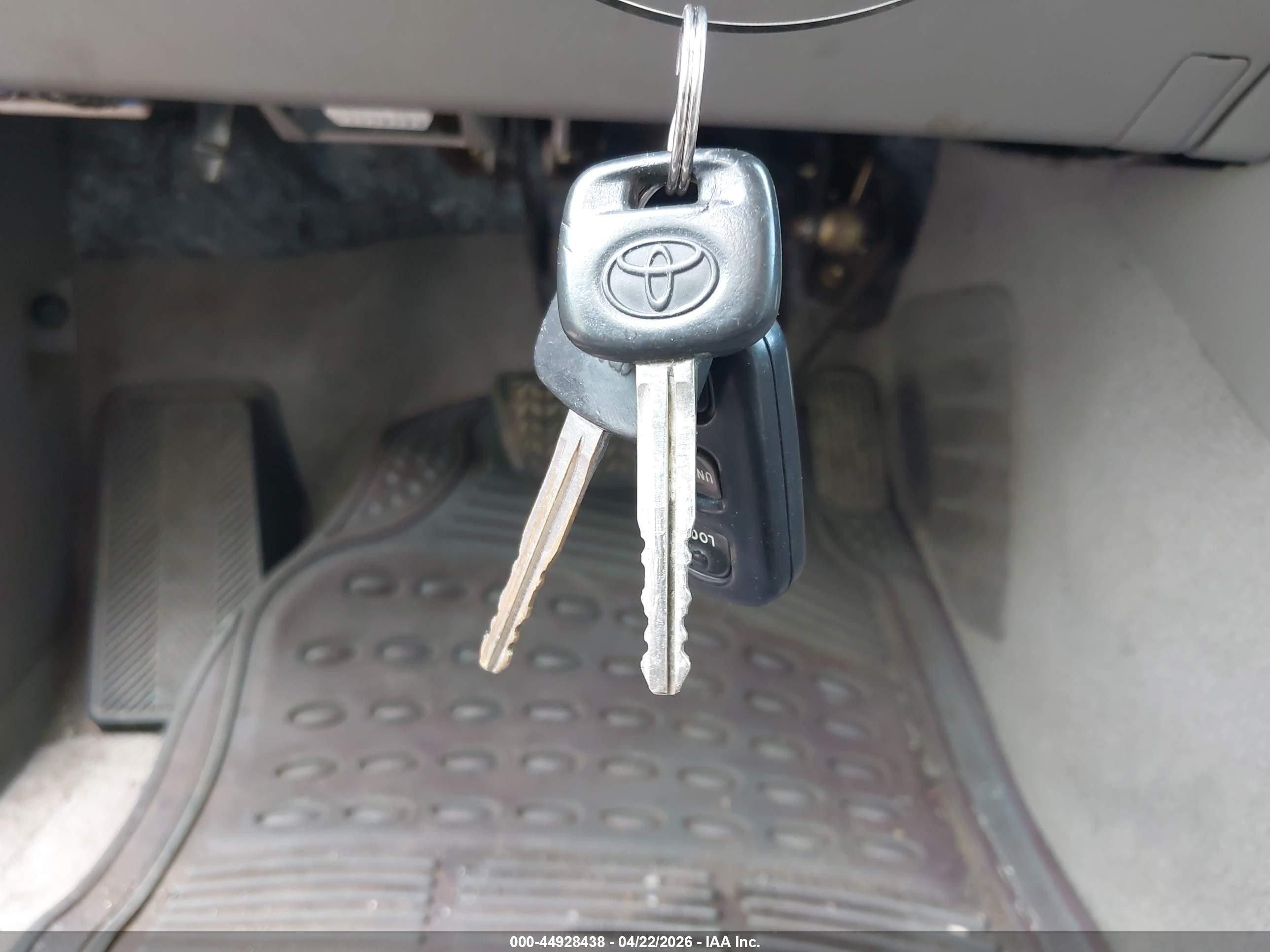 2005 Toyota Camry Le Silver vin: 4T1BE30K25U518944
