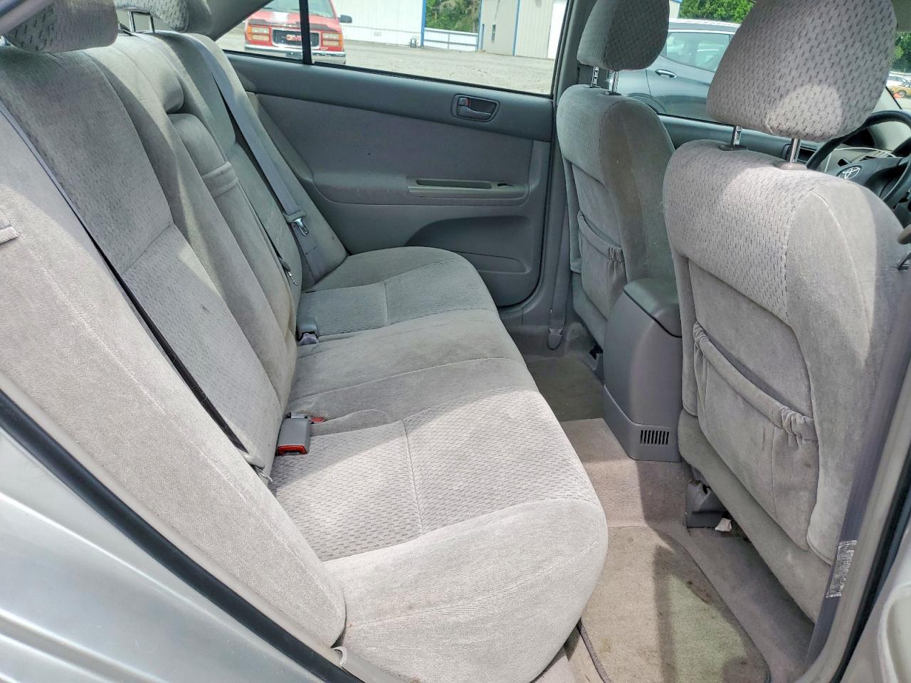 2004 Toyota Camry Le Silver vin: 4T1BE30K44U311924