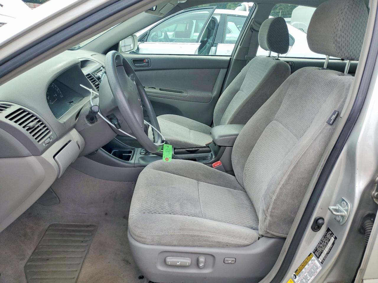 2004 Toyota Camry Le Silver vin: 4T1BE30K44U311924