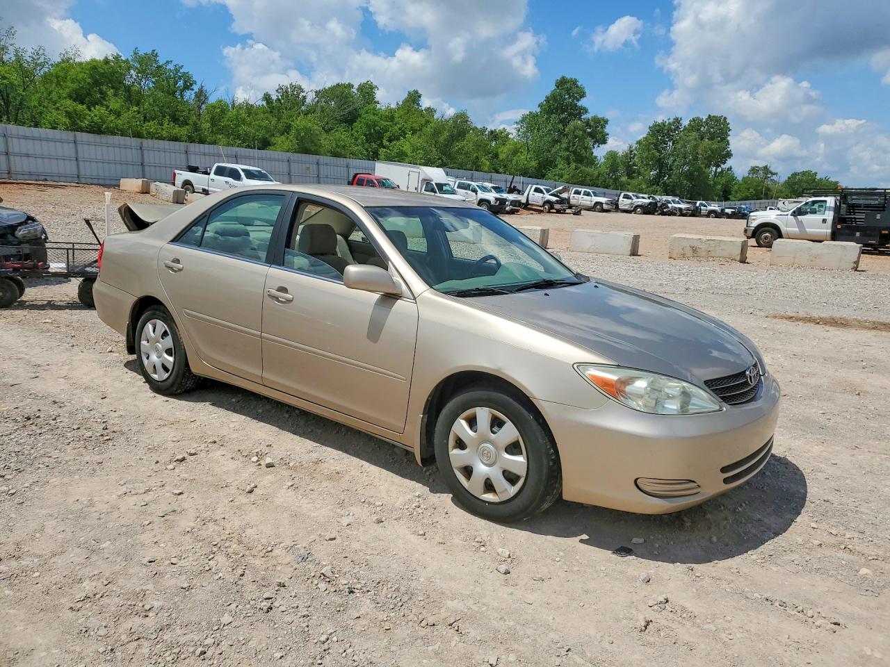 2002 Toyota Camry Le Gold vin: 4T1BE30K52U113995