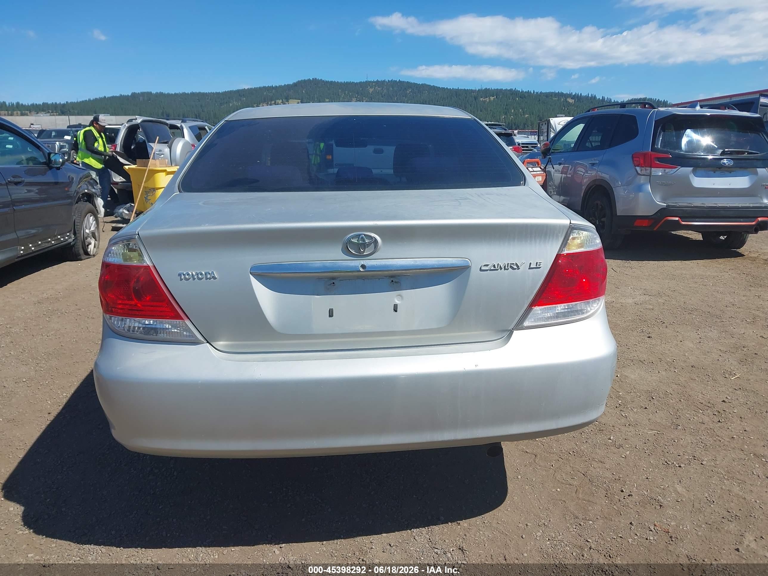 2005 Toyota Camry Le Silver vin: 4T1BE30K55U055181