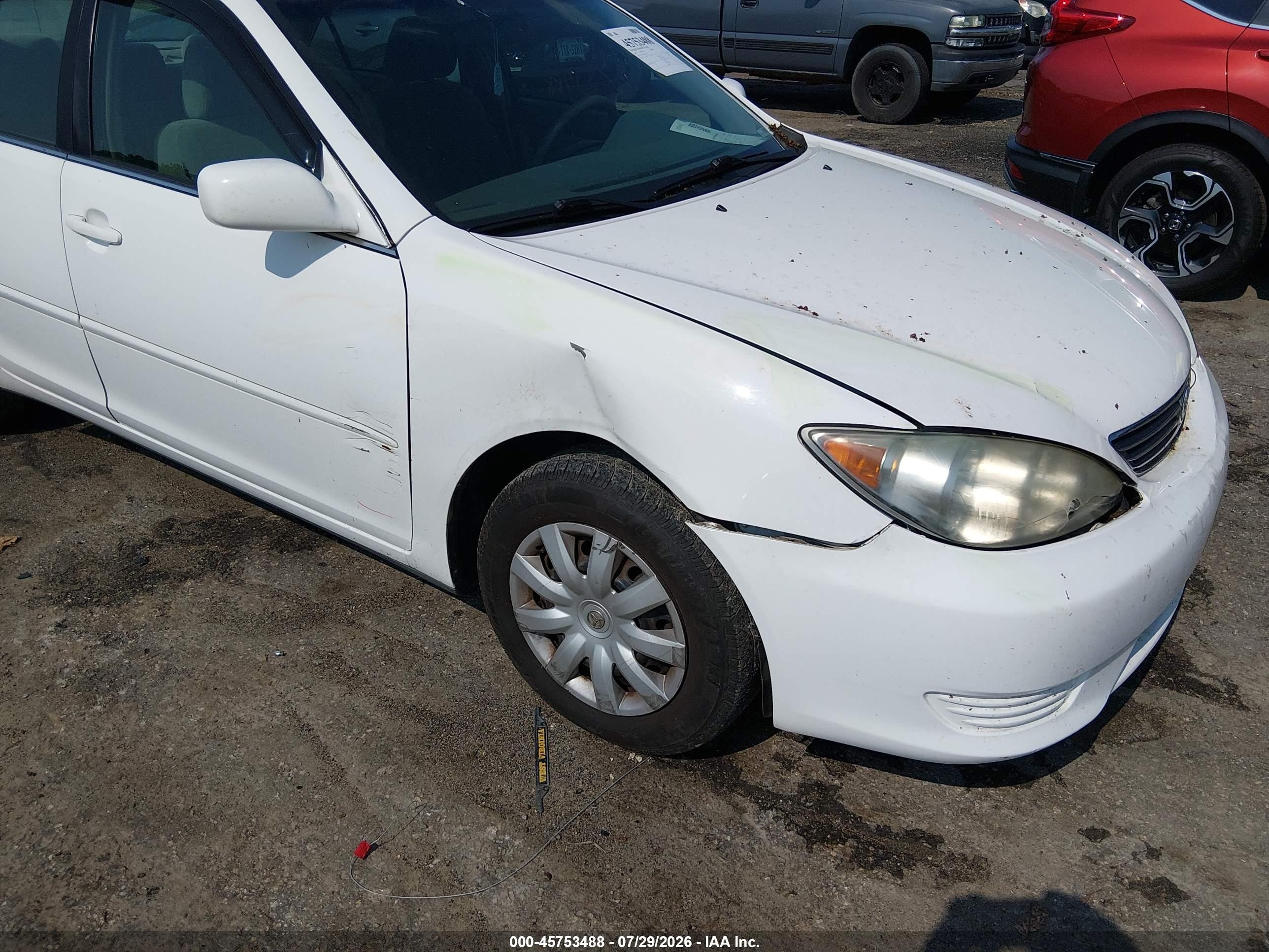 2005 Toyota Camry Le White vin: 4T1BE30K55U547970