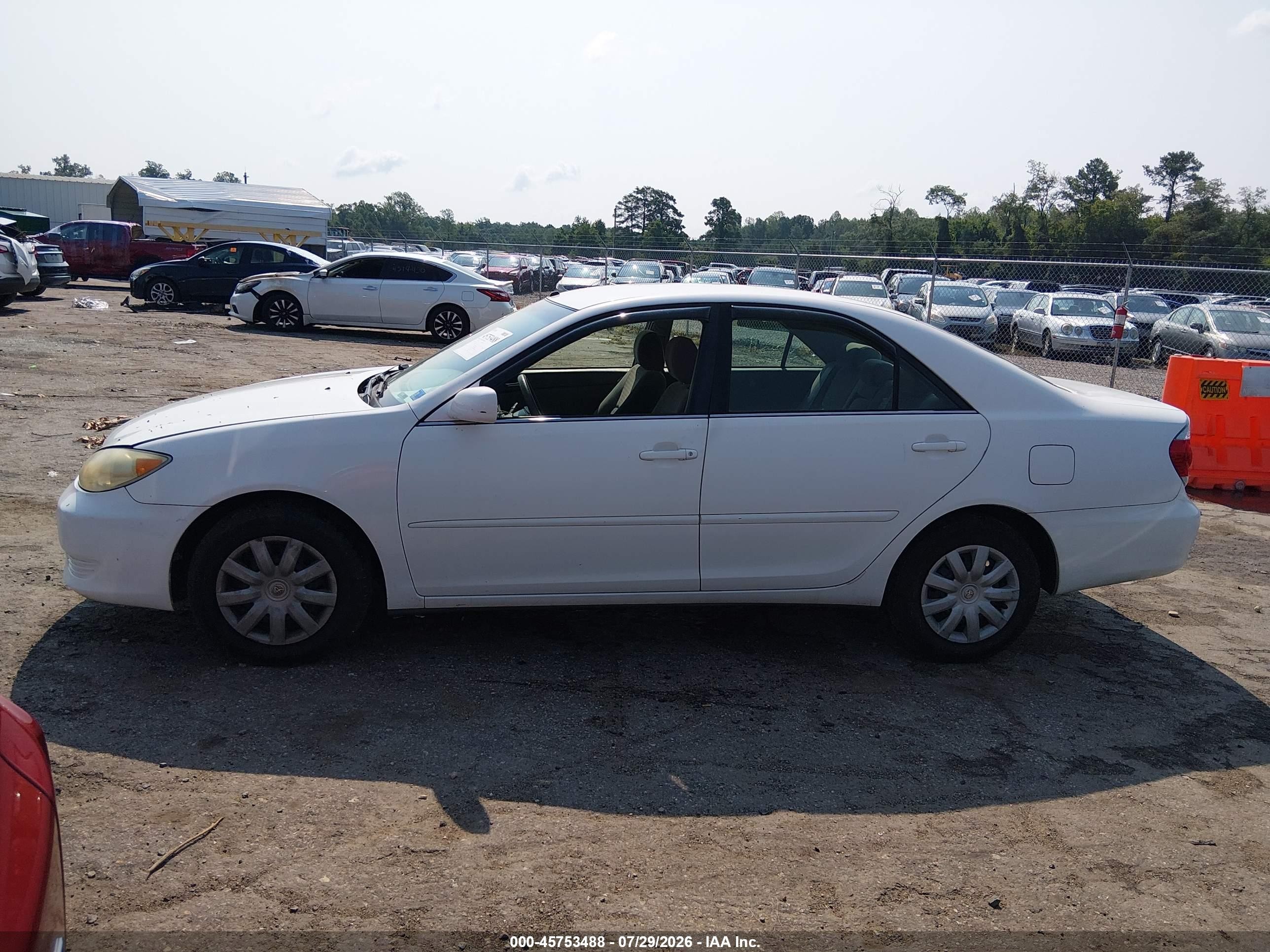 2005 Toyota Camry Le White vin: 4T1BE30K55U547970