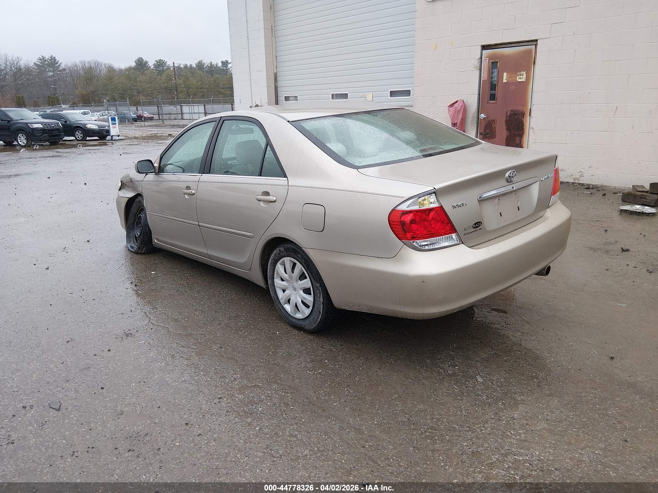 2005 Toyota Camry Le Gold vin: 4T1BE30K65U003316