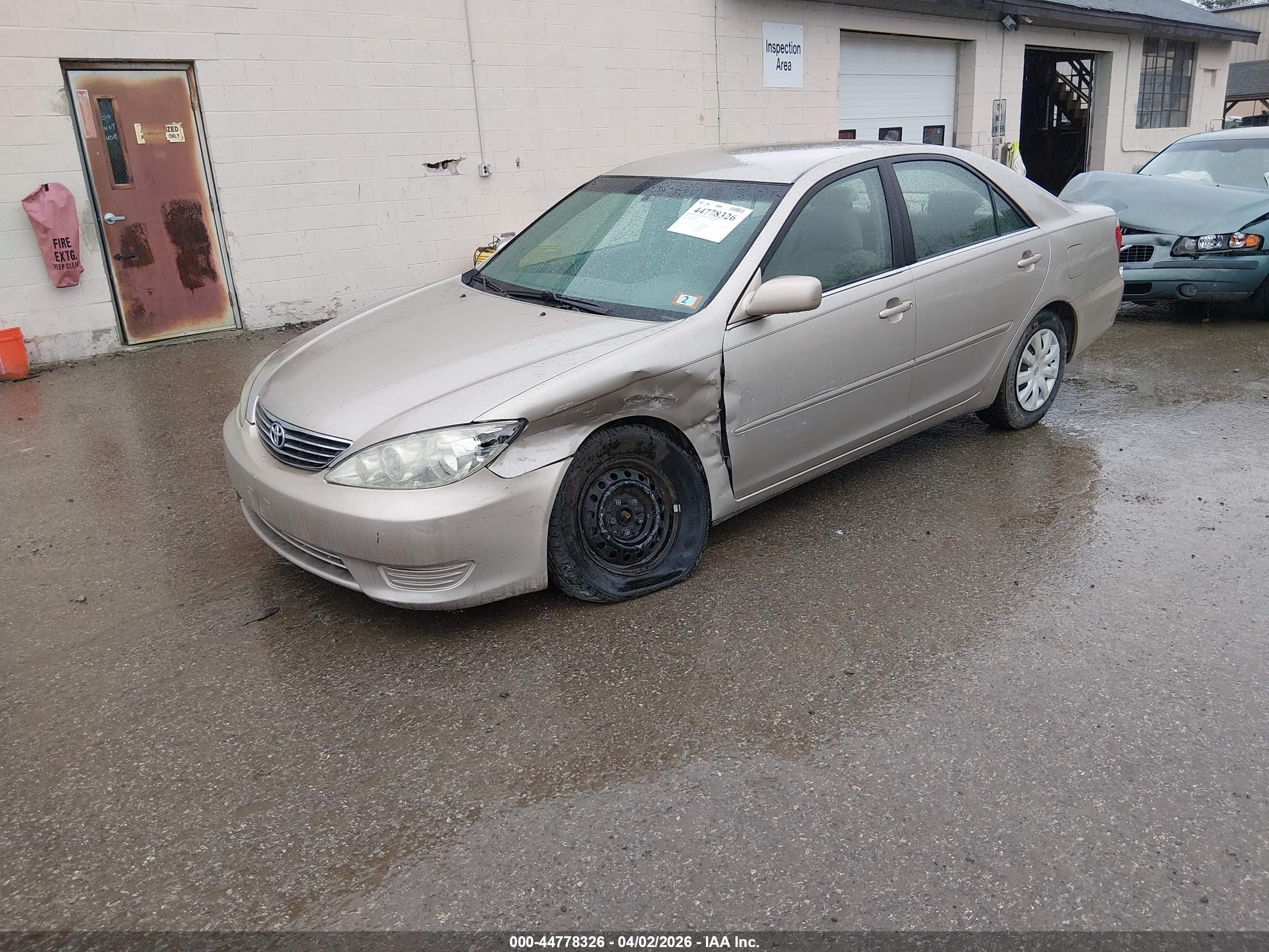 2005 Toyota Camry Le Gold vin: 4T1BE30K65U003316
