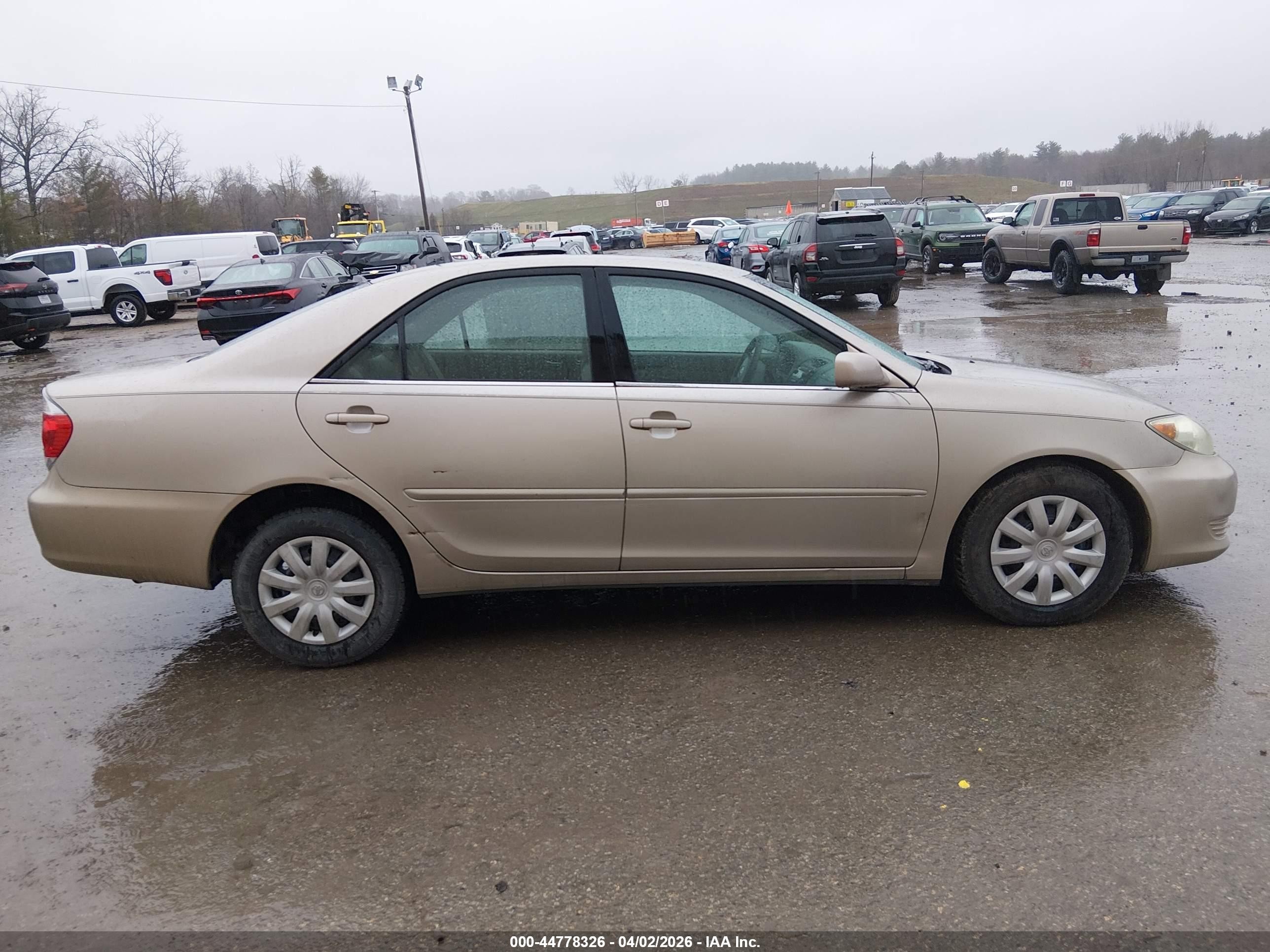 2005 Toyota Camry Le Gold vin: 4T1BE30K65U003316