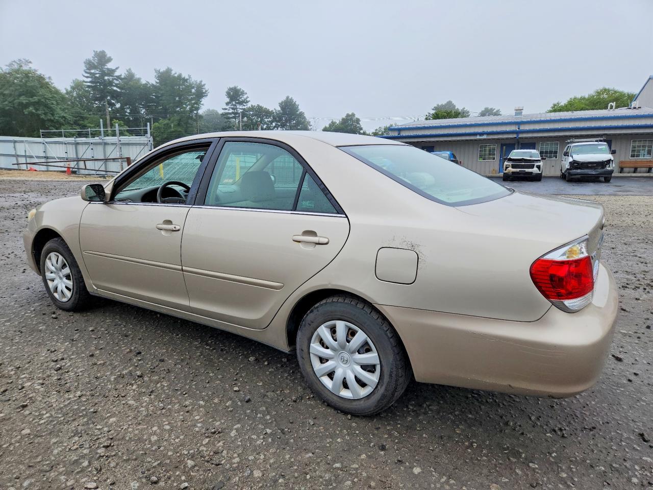 2005 Toyota Camry Le Gold vin: 4T1BE30K65U077190