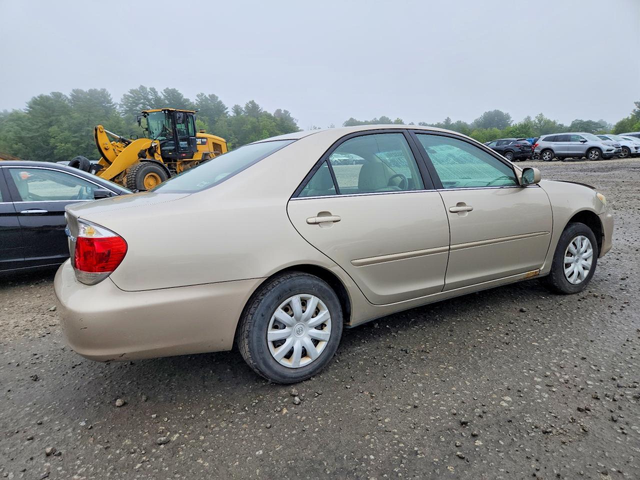 2005 Toyota Camry Le Gold vin: 4T1BE30K65U077190
