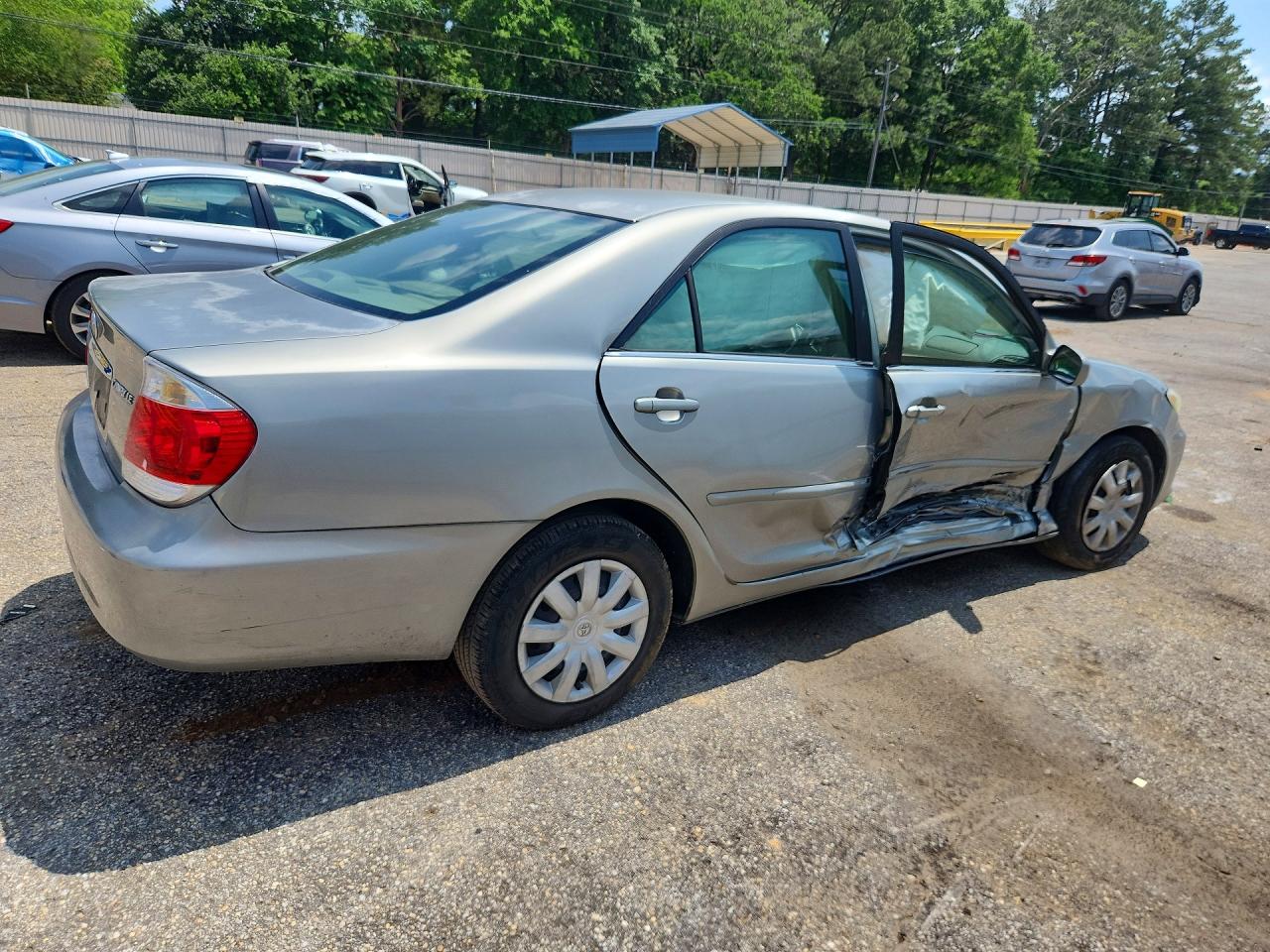 2005 Toyota Camry Le Silver vin: 4T1BE30K65U557391