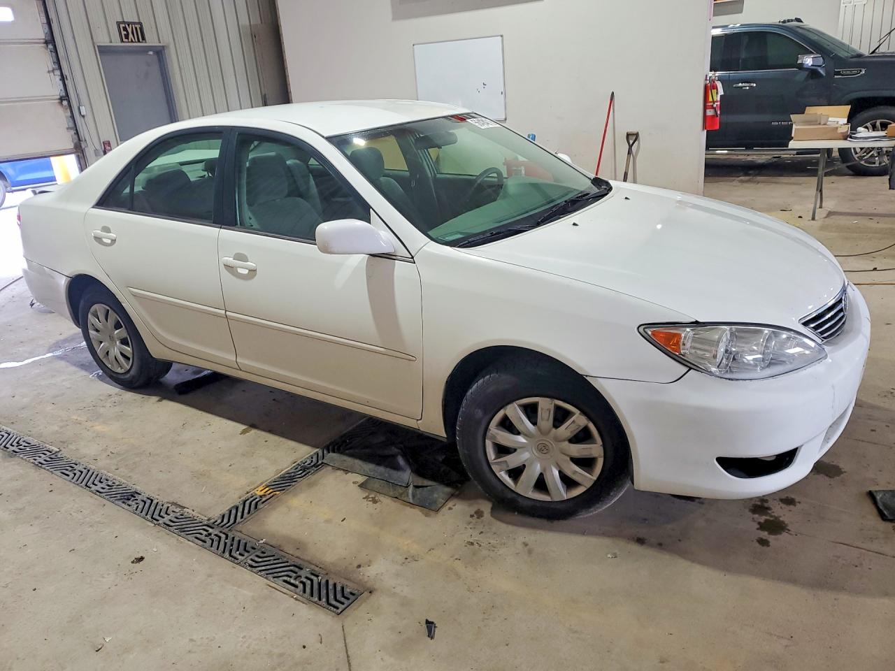 2005 Toyota Camry Le Белый vin: 4T1BE30K65U610512