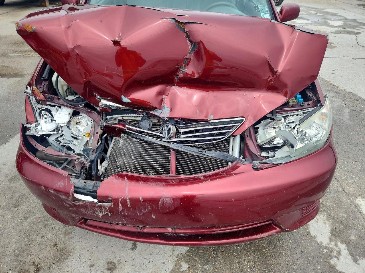2005 Toyota Camry Le Red vin: 4T1BE30K85U010803