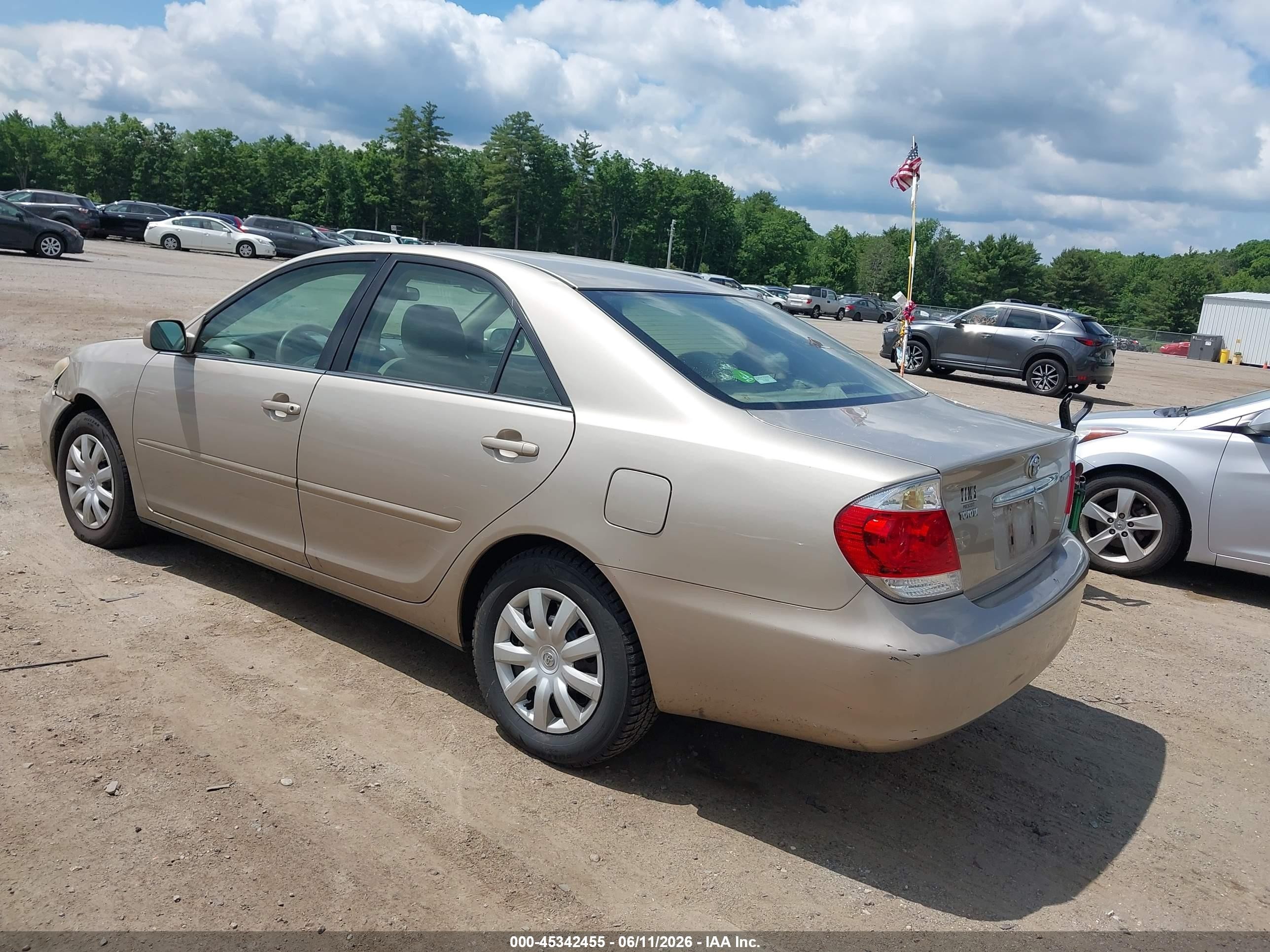 2005 Toyota Camry Le Gold vin: 4T1BE30K95U030350