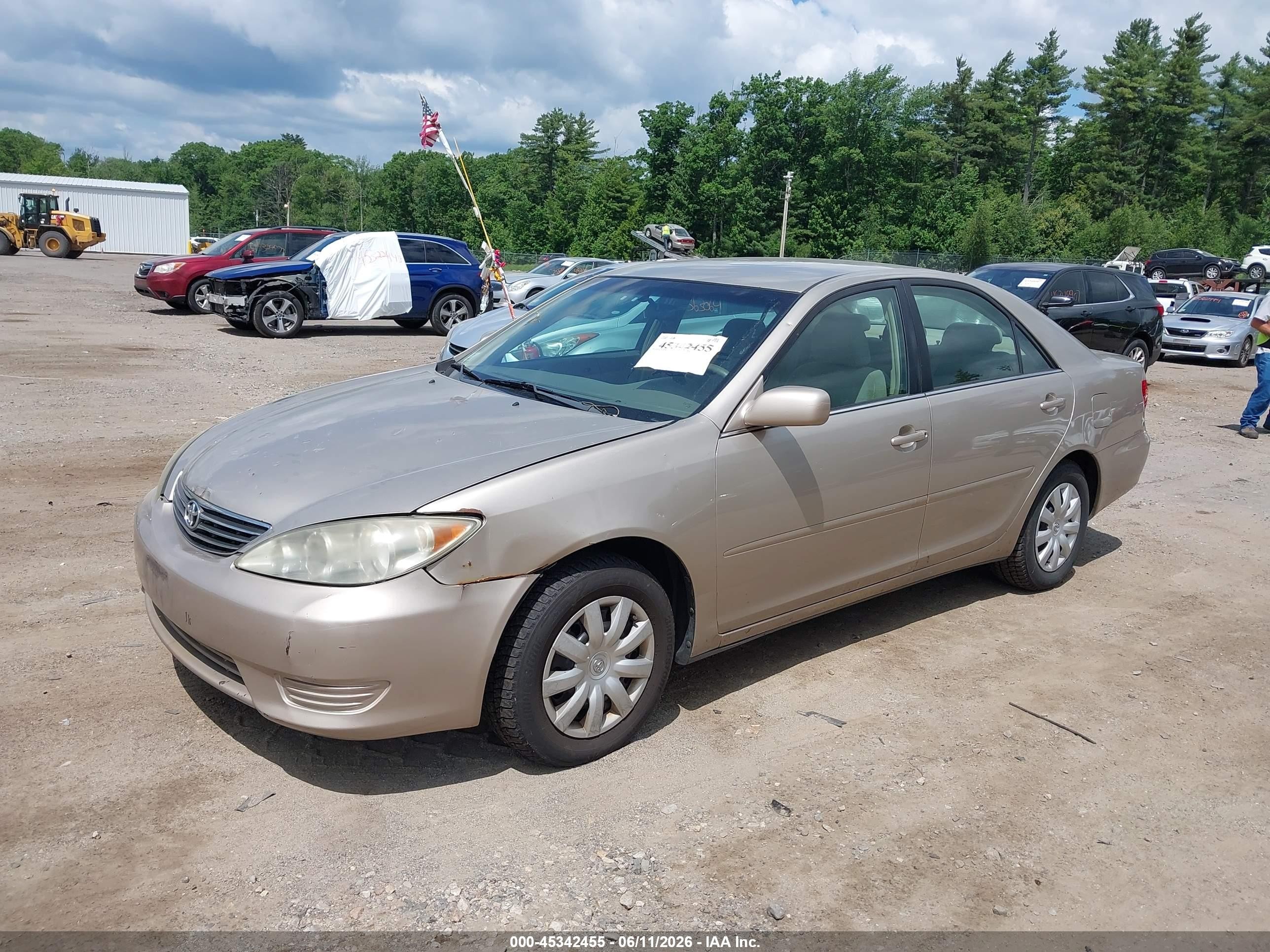 2005 Toyota Camry Le Gold vin: 4T1BE30K95U030350