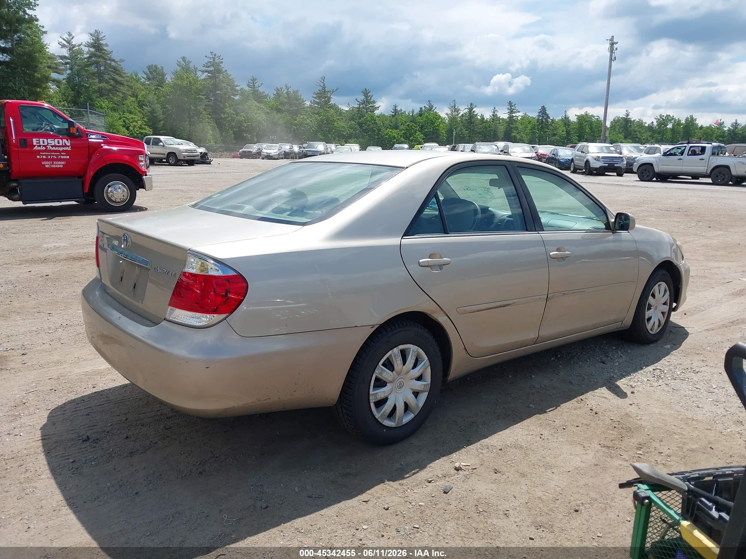 2005 Toyota Camry Le Gold vin: 4T1BE30K95U030350