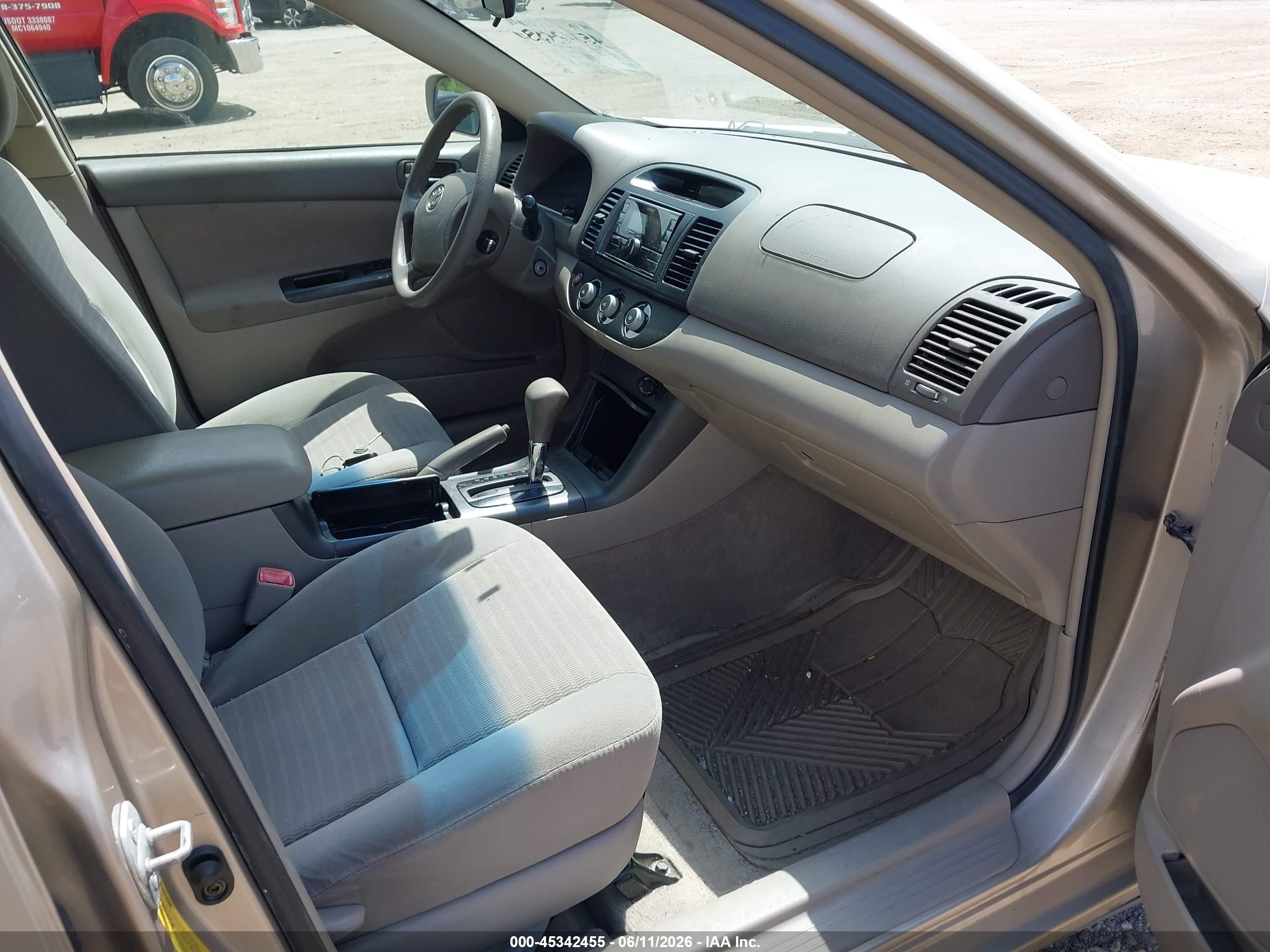 2005 Toyota Camry Le Gold vin: 4T1BE30K95U030350
